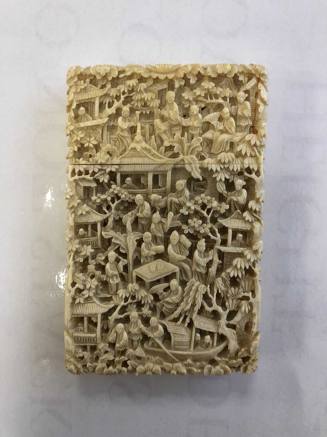 A Chinese Canton carved ivory card case - Image 3 of 6