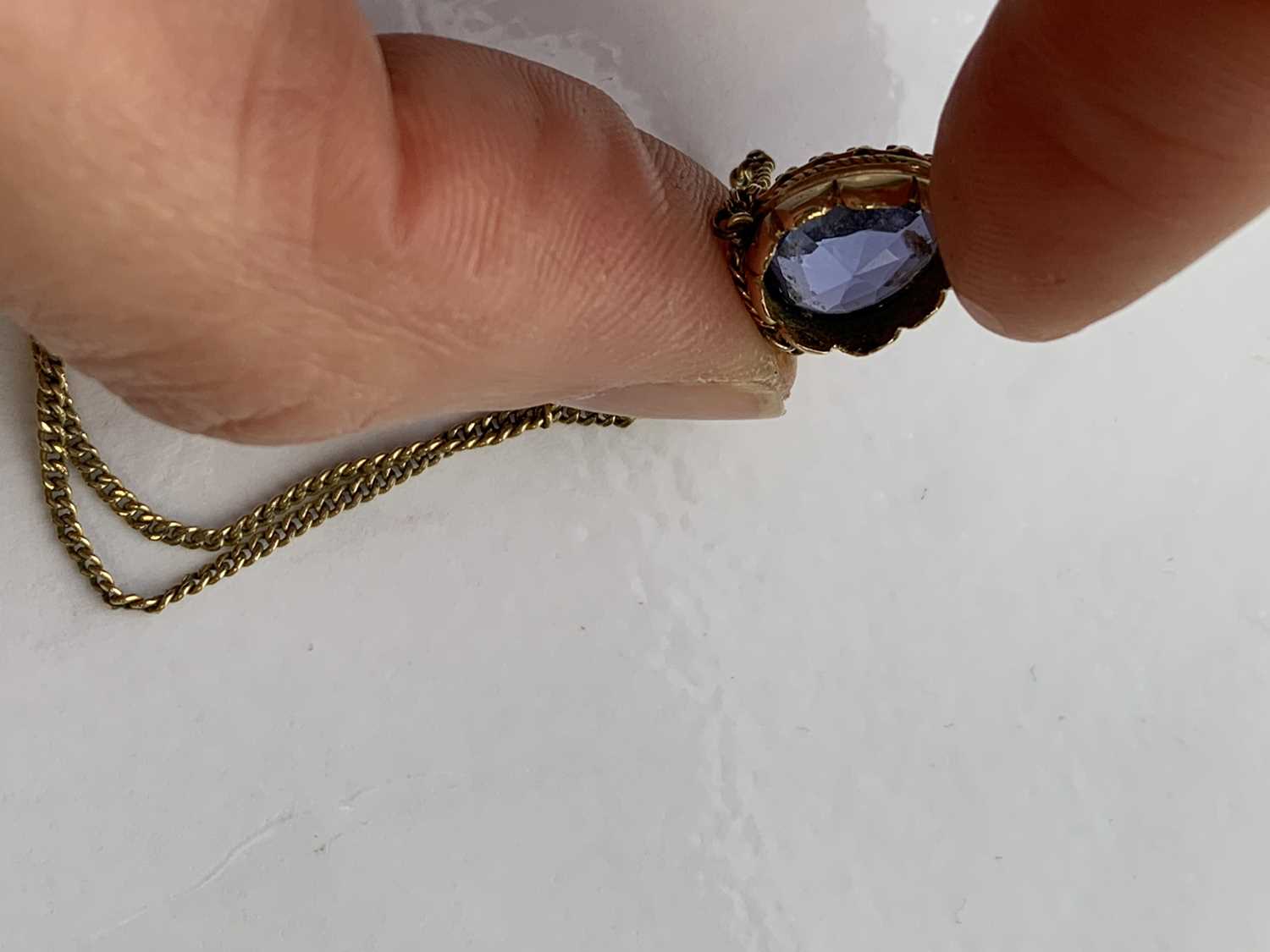 A single stone sapphire pendant - Image 5 of 9