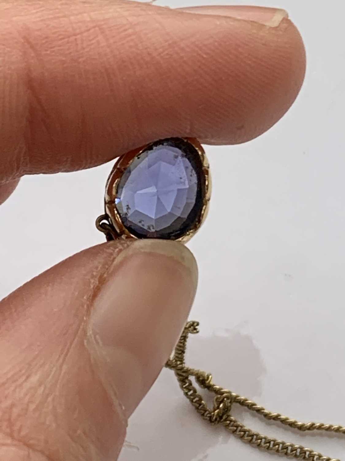 A single stone sapphire pendant - Image 2 of 9