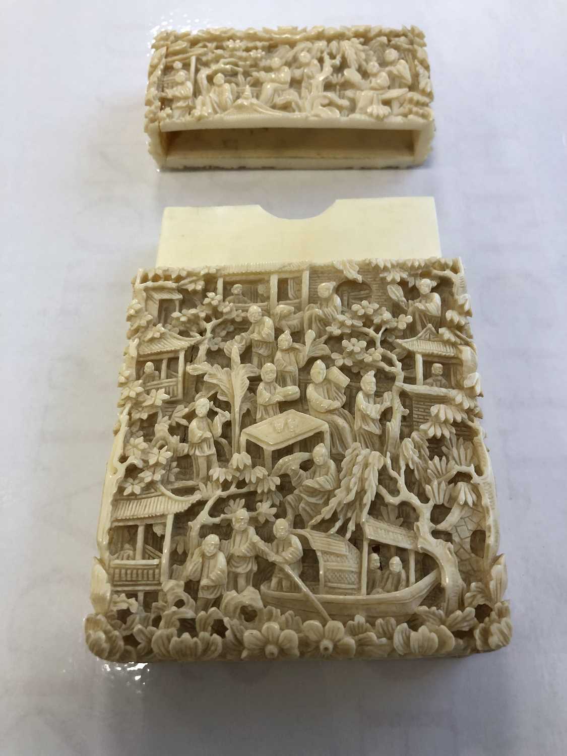 A Chinese Canton carved ivory card case - Image 6 of 6