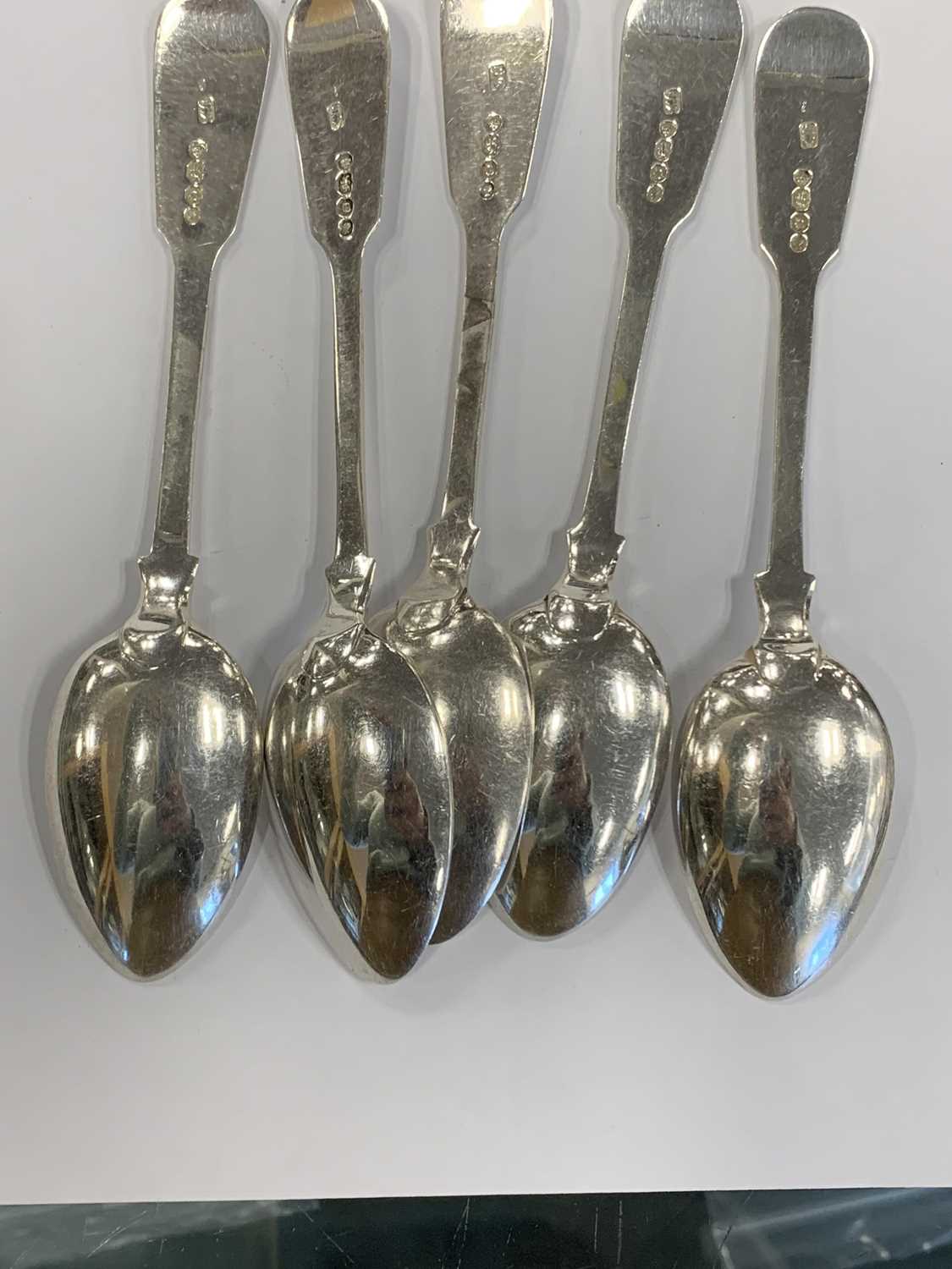A set of five silver Fiddle pattern teaspoons and other assorted cutlery - Image 2 of 4