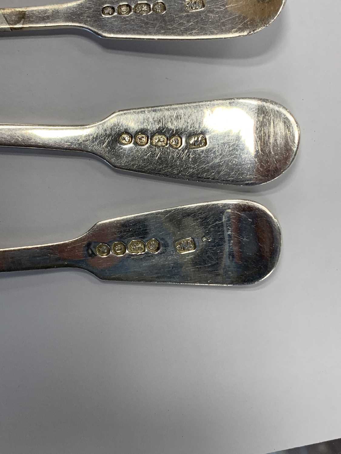 A set of five silver Fiddle pattern teaspoons and other assorted cutlery - Image 4 of 4