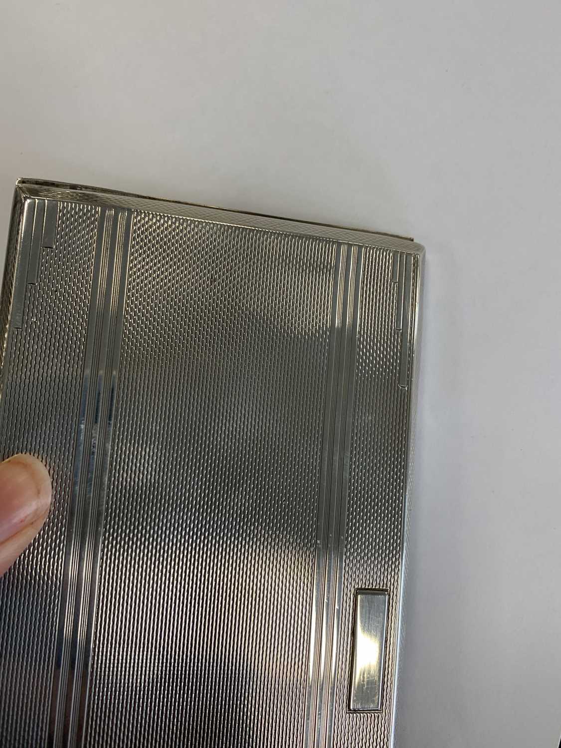 An Art Deco silver cigarette case - Image 5 of 11