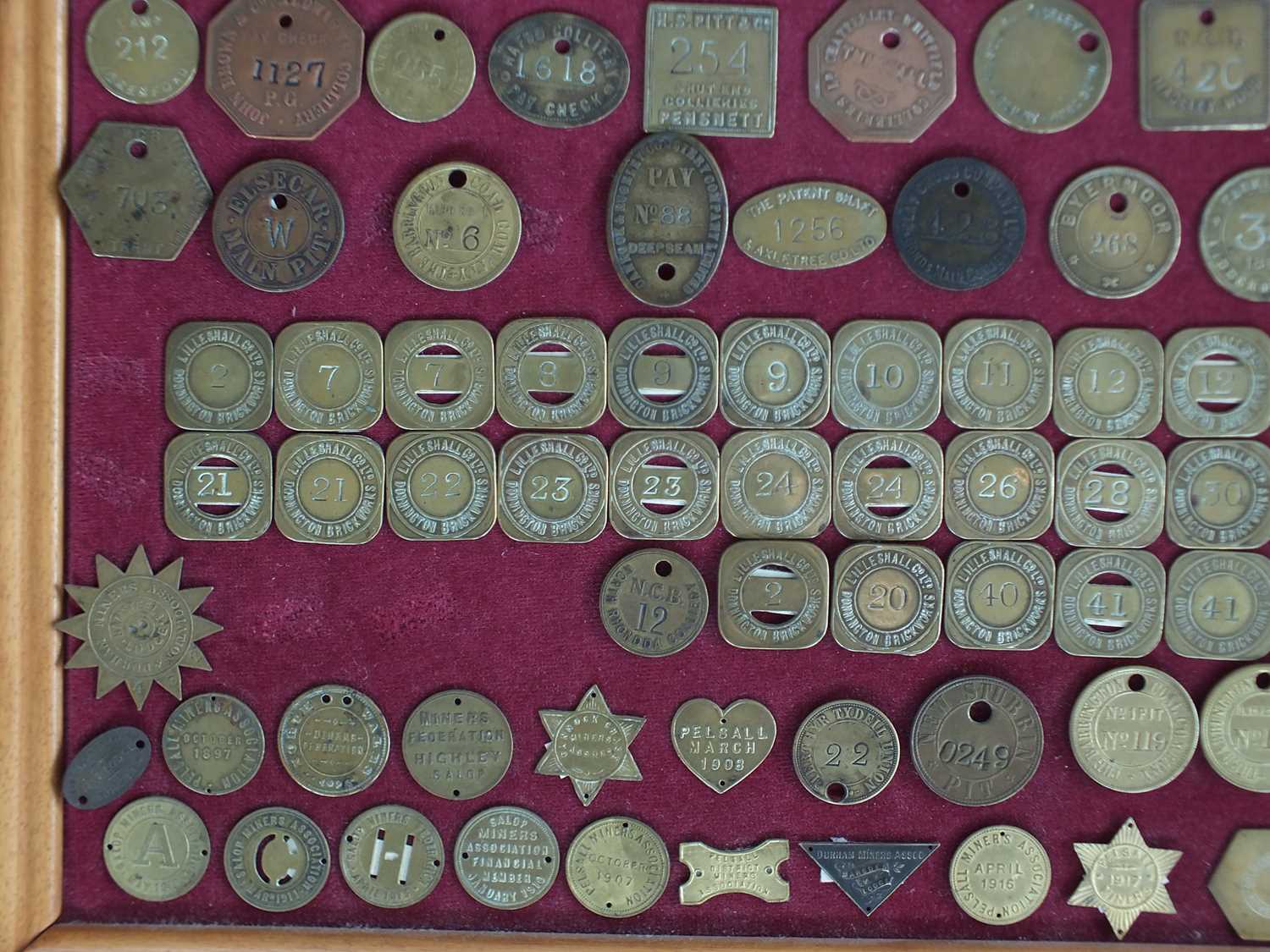 A collection of brass and white metal colliery and associated tokens and checks - Image 7 of 7