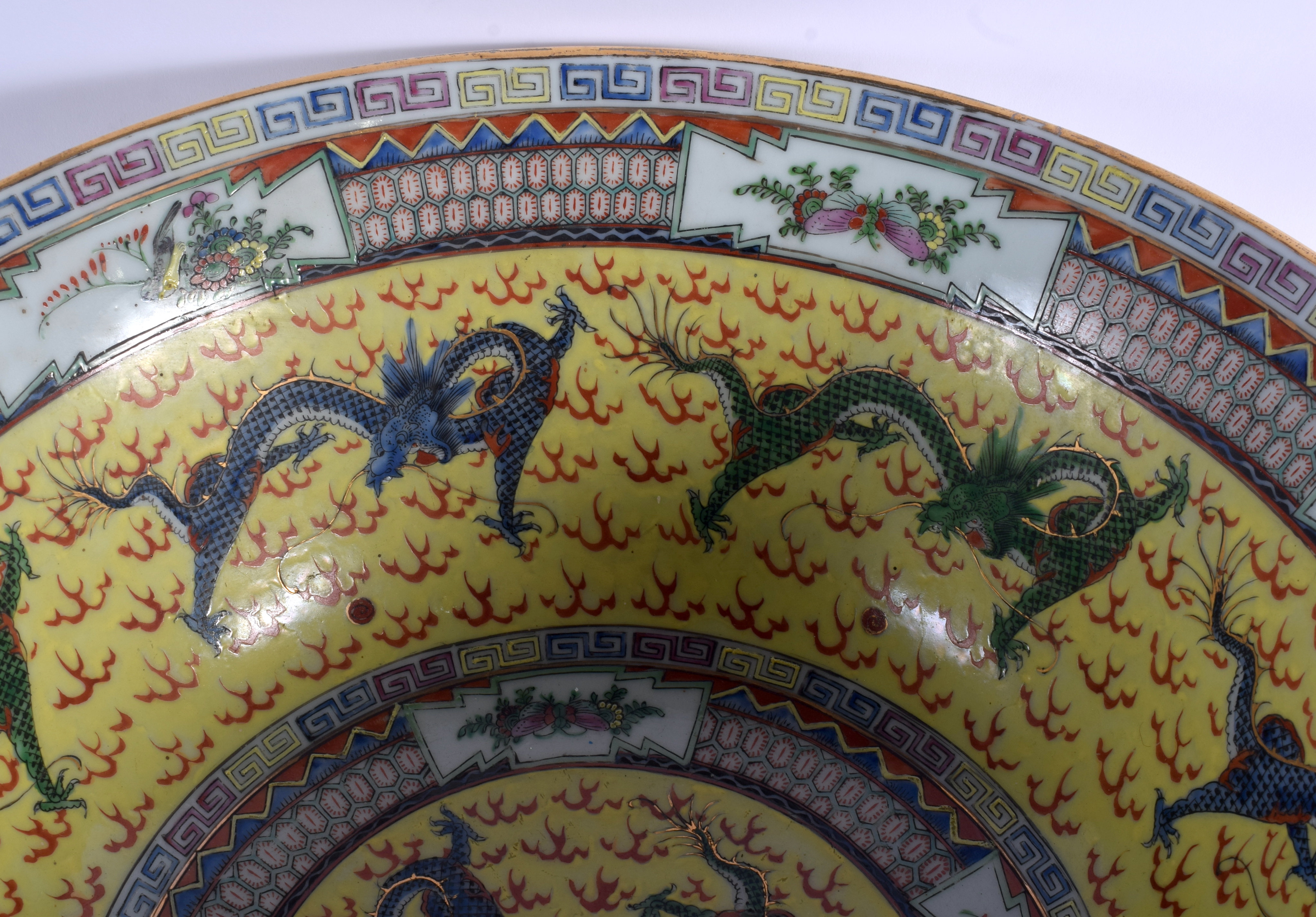 A LARGE 1930S CHINESE FAMILLE JAUNE PORCELAIN PUNCH BOWL Late Qing/Republic, painted with dragons an - Image 5 of 15