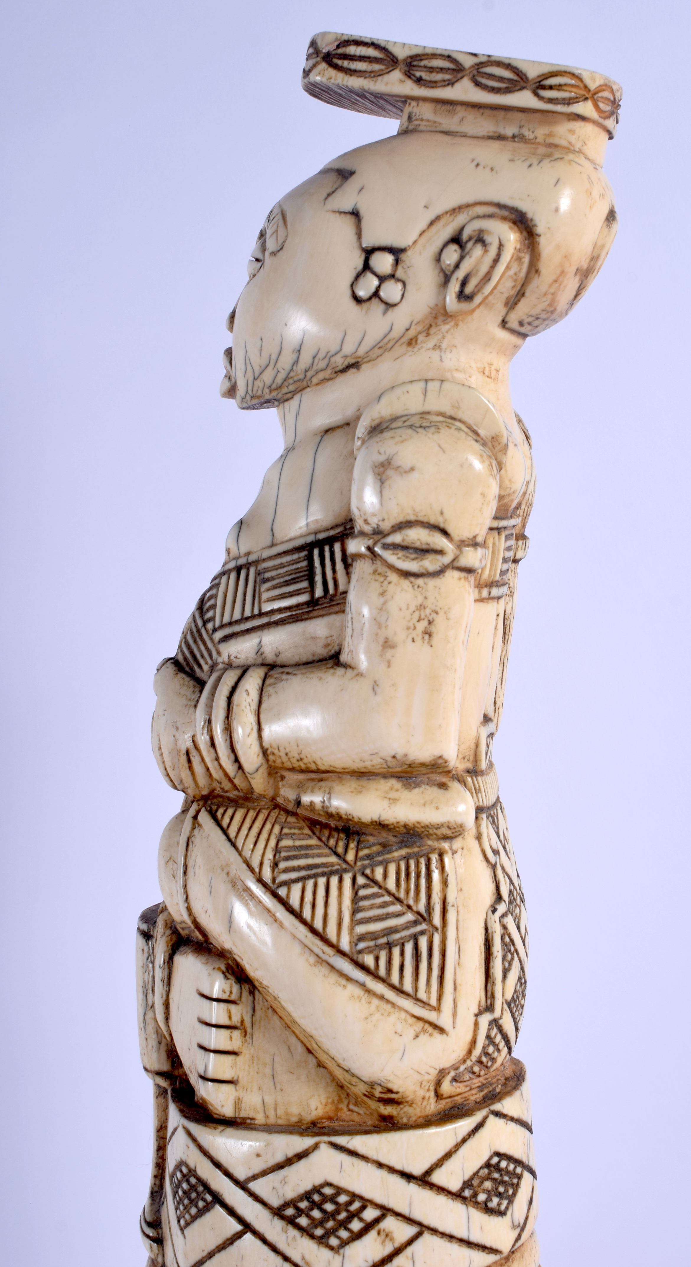 A VERY LARGE RARE 19TH CENTURY AFRICAN TRIBAL KUBA NDOP FIGURE possibly representing a portrait of K - Image 5 of 13