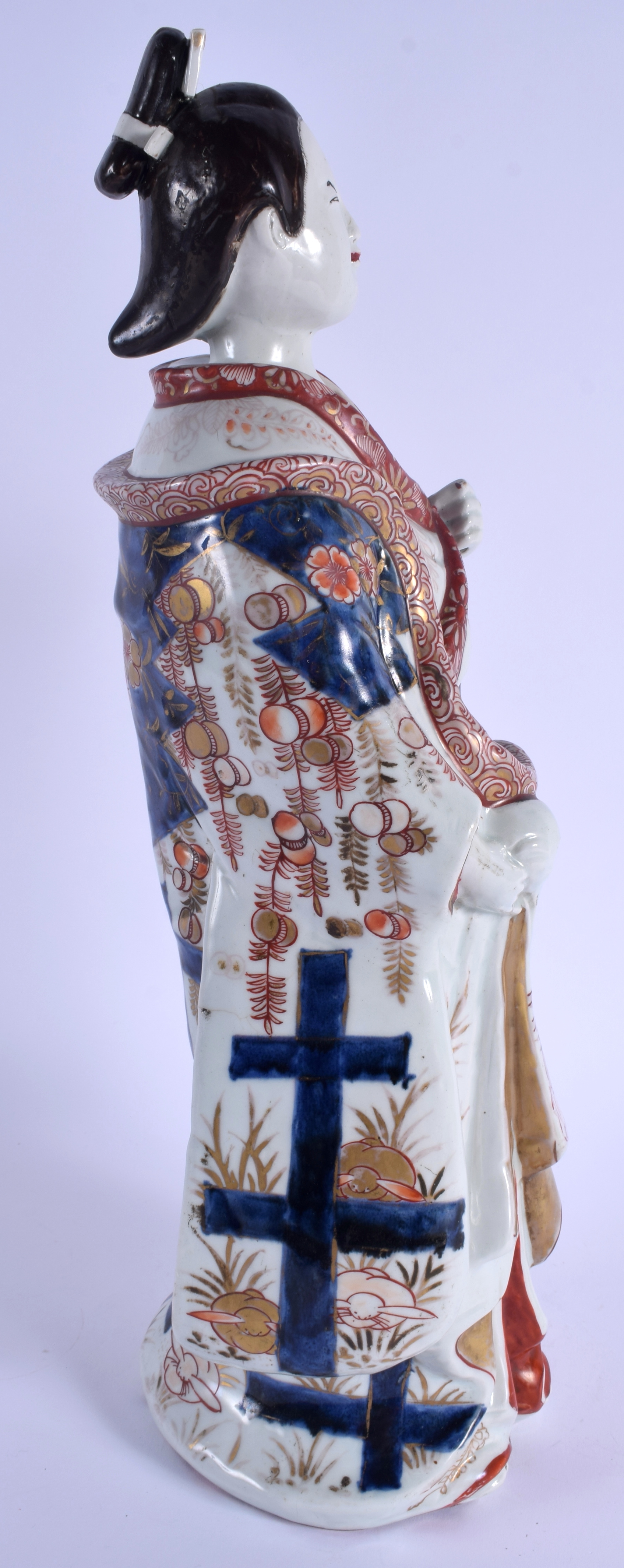 A LARGE EARLY 18TH CENTURY JAPANESE EDO PERIOD IMARI FIGURE OF A FEMALE BEAUTY modelled in drapes ro - Bild 9 aus 17