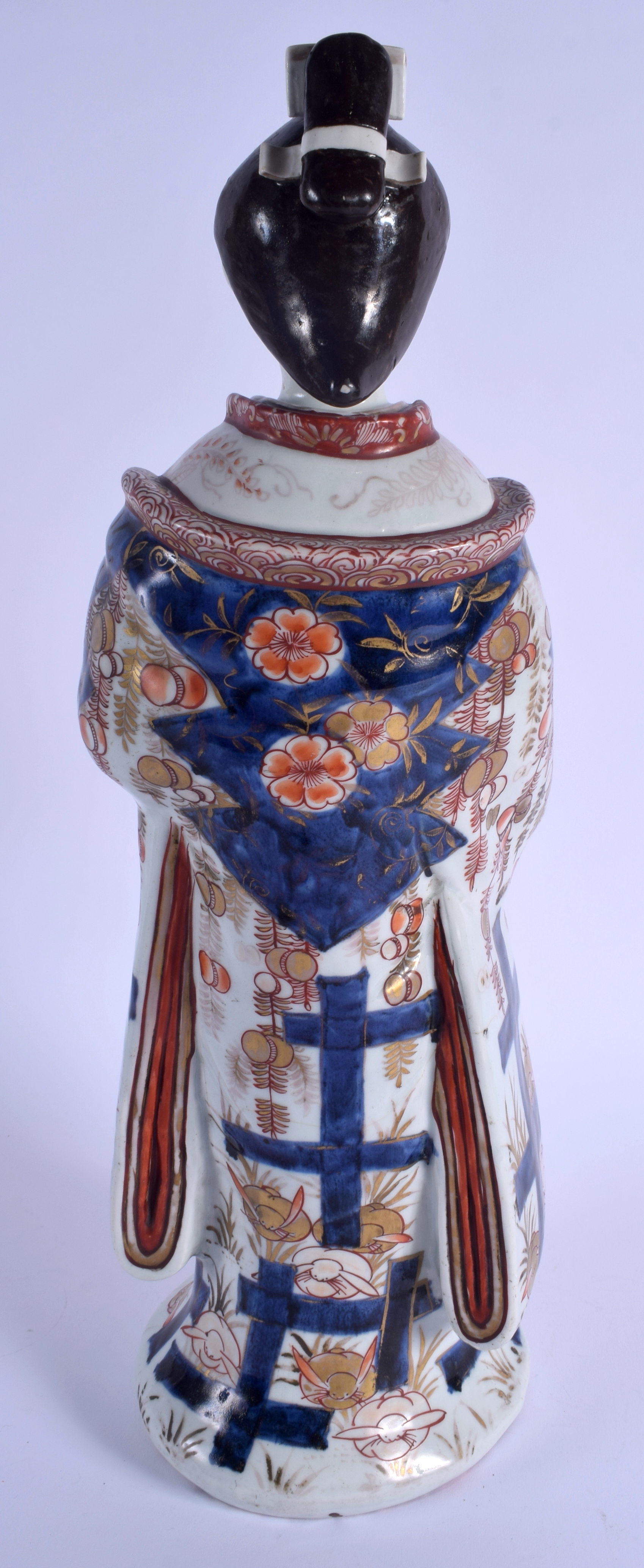 A LARGE EARLY 18TH CENTURY JAPANESE EDO PERIOD IMARI FIGURE OF A FEMALE BEAUTY modelled in drapes ro - Image 8 of 17