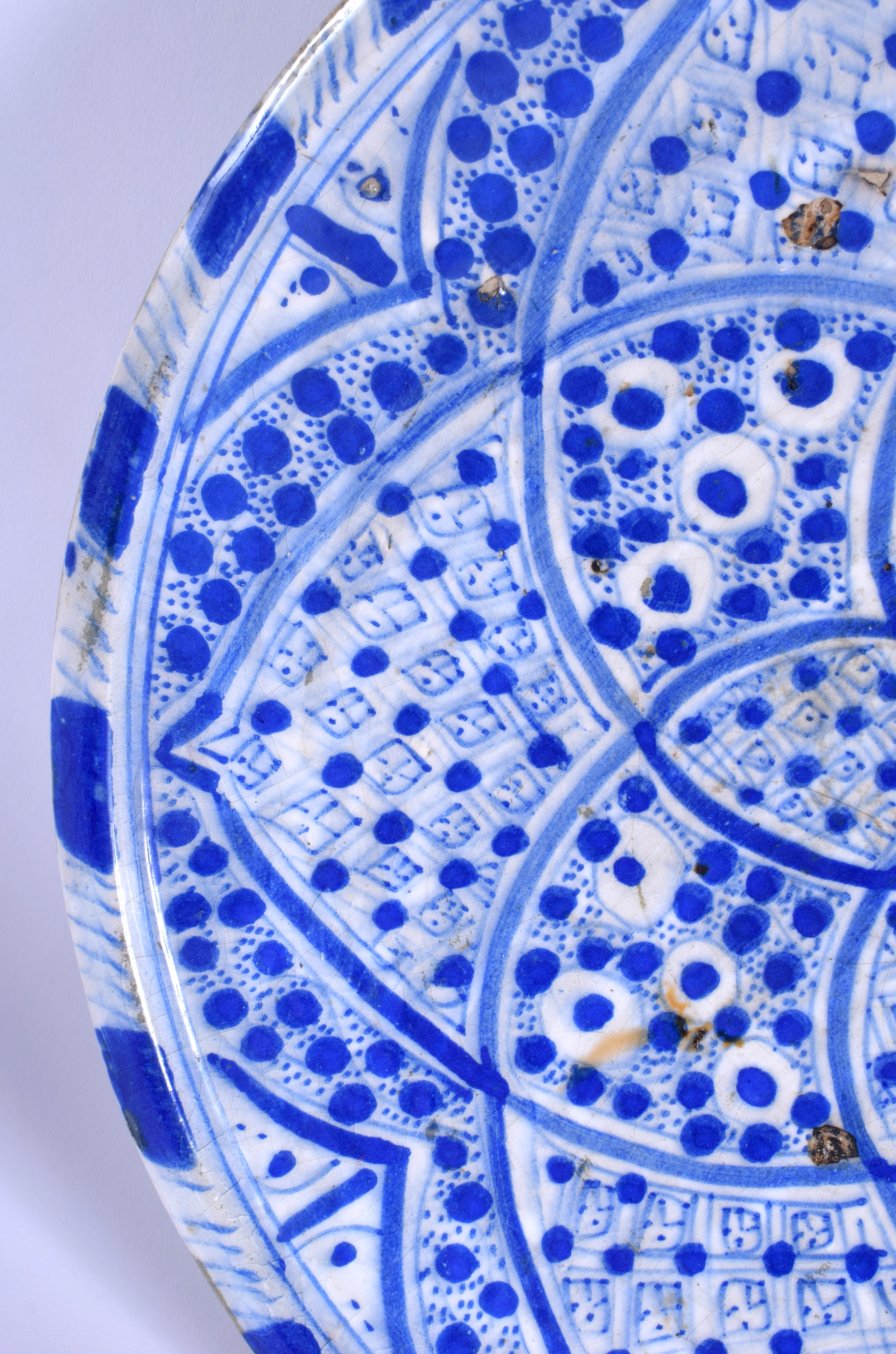 A 19TH CENTURY ARTS AND CRAFTS PERSIAN MIDDLE EASTERN BLUE AND WHITE DISH. 31 cm diameter. - Image 4 of 6