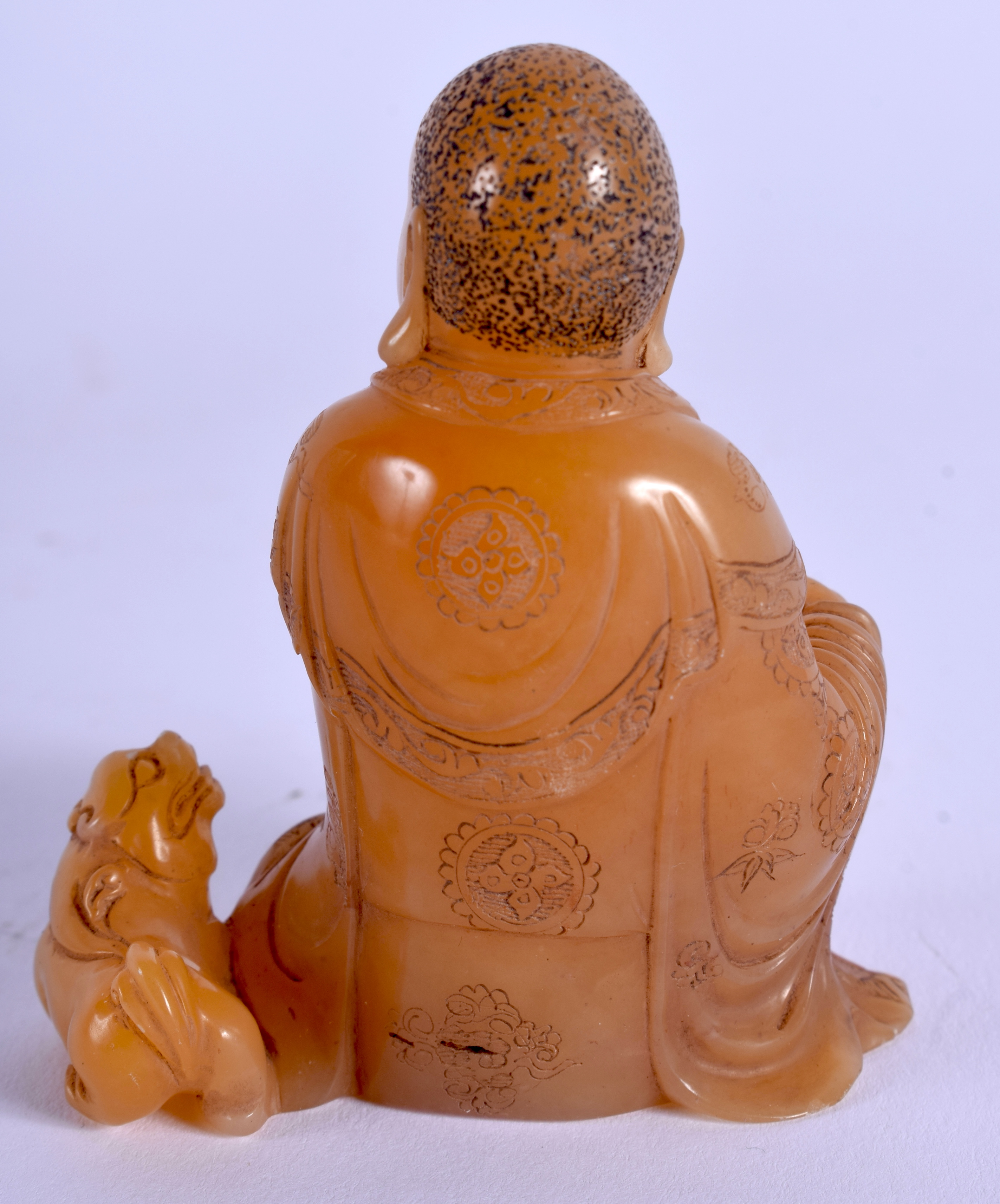 AN 18TH CENTURY SOAPSTONE FIGURE OF A LUOHAN Qianlong, modelled in draped robes resting both hands u - Bild 3 aus 14