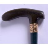 A 19TH CENTURY CONTINENTAL CARVED RHINOCEROS HORN WALKING CANE with gold mounts. 88 cm long.