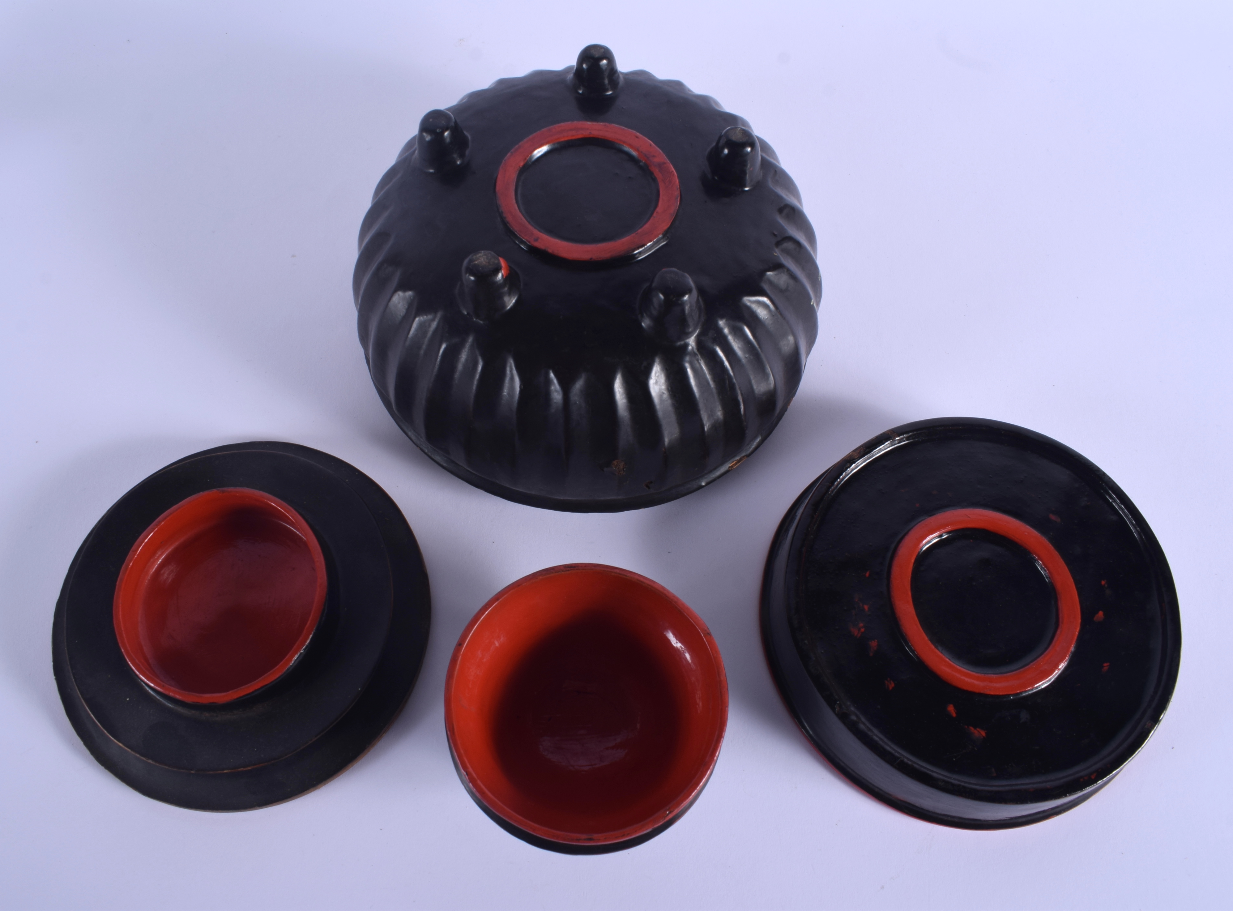 A 17TH CENTURY JAPANESE EDO PERIOD RED AND BLACK LACQUER FOOD BOX AND COVER of ribbed form with tape - Bild 5 aus 5