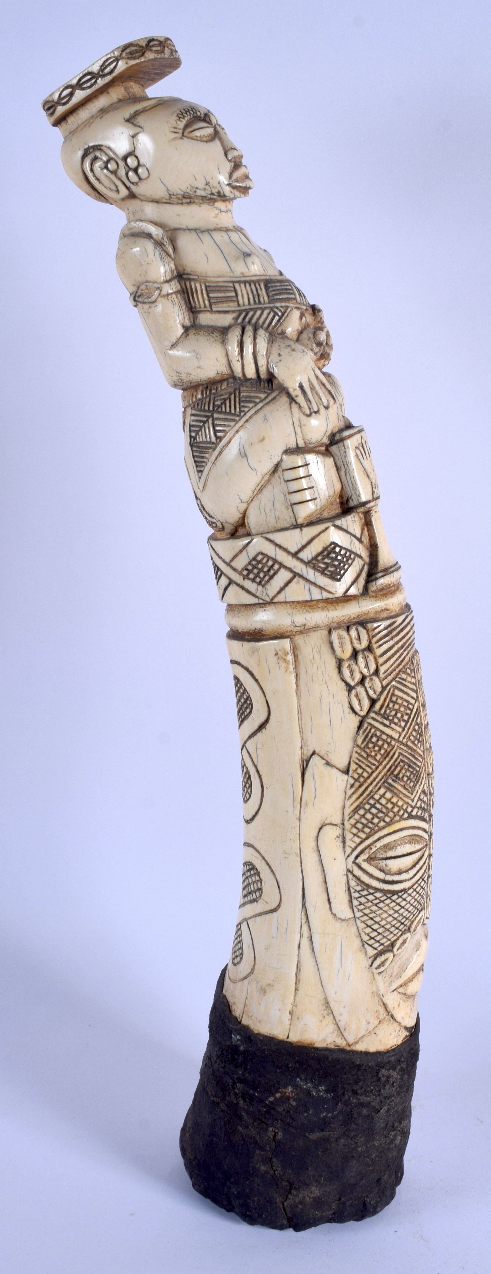 A VERY LARGE RARE 19TH CENTURY AFRICAN TRIBAL KUBA NDOP FIGURE possibly representing a portrait of K - Image 11 of 13