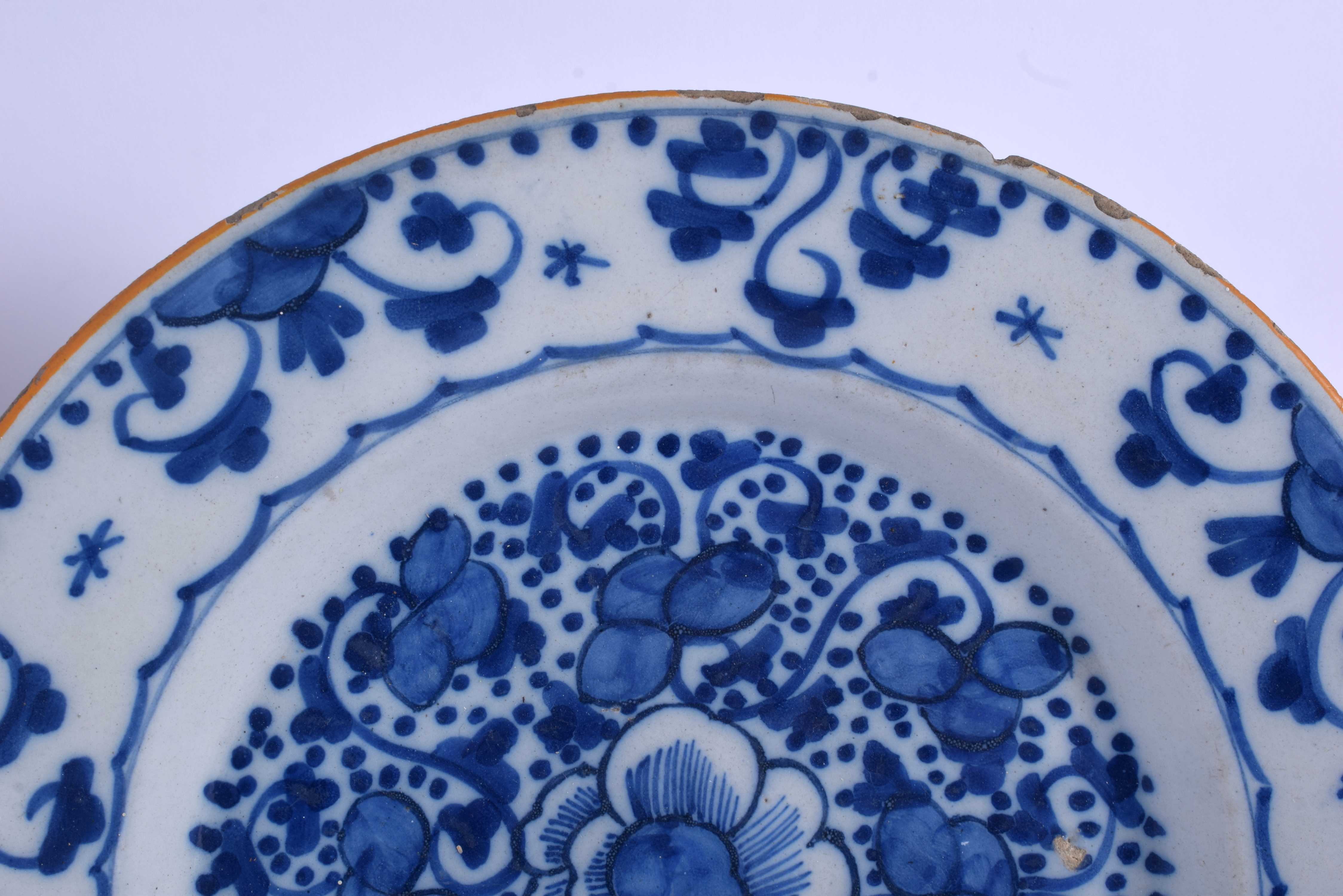 TWO 18TH CENTURY DUTCH DELFT BLUE AND WHITE POTTERY PLATES painted with flowers and motifs. 22 cm di - Bild 4 aus 6