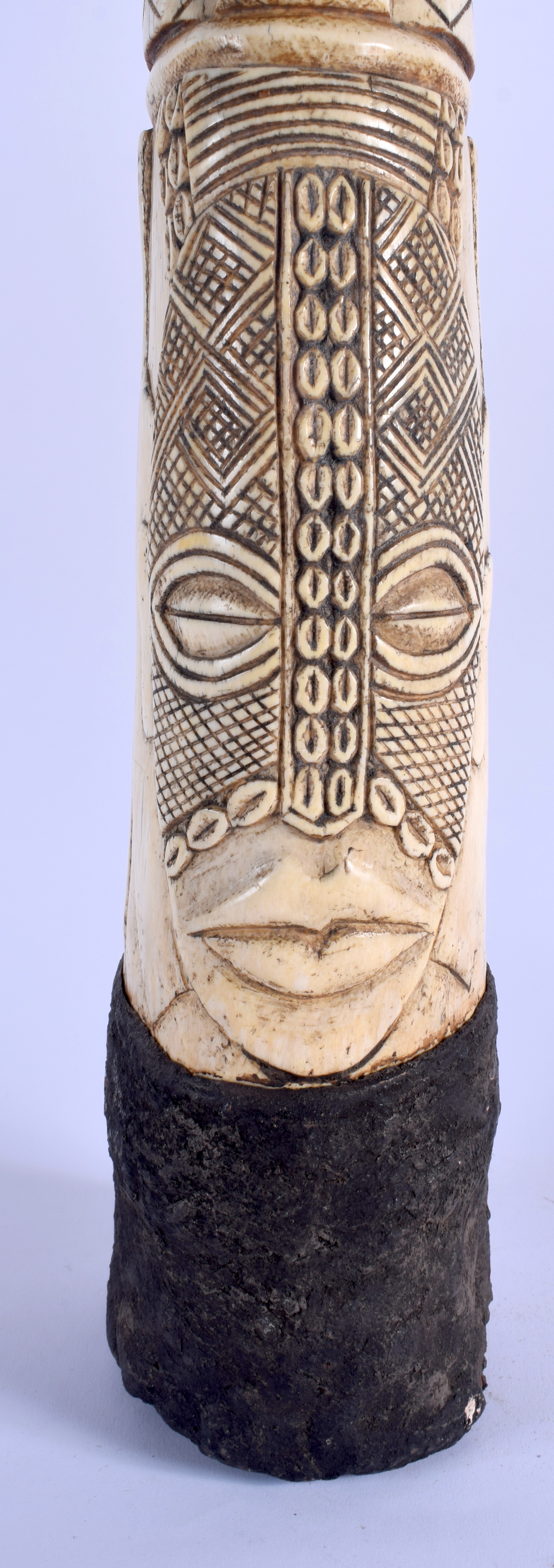 A VERY LARGE RARE 19TH CENTURY AFRICAN TRIBAL KUBA NDOP FIGURE possibly representing a portrait of K - Image 3 of 13