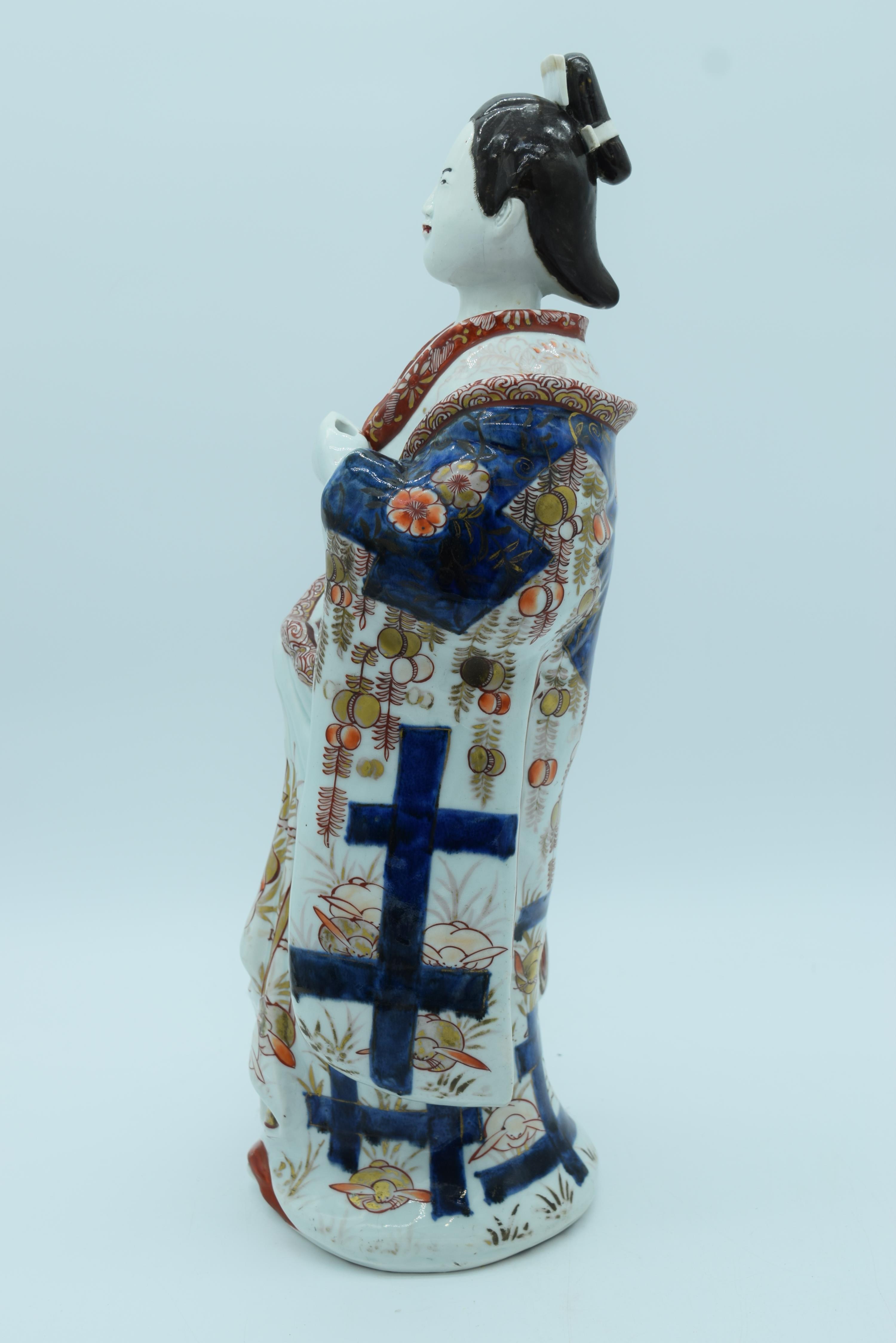 A LARGE EARLY 18TH CENTURY JAPANESE EDO PERIOD IMARI FIGURE OF A FEMALE BEAUTY modelled in drapes ro - Image 16 of 17