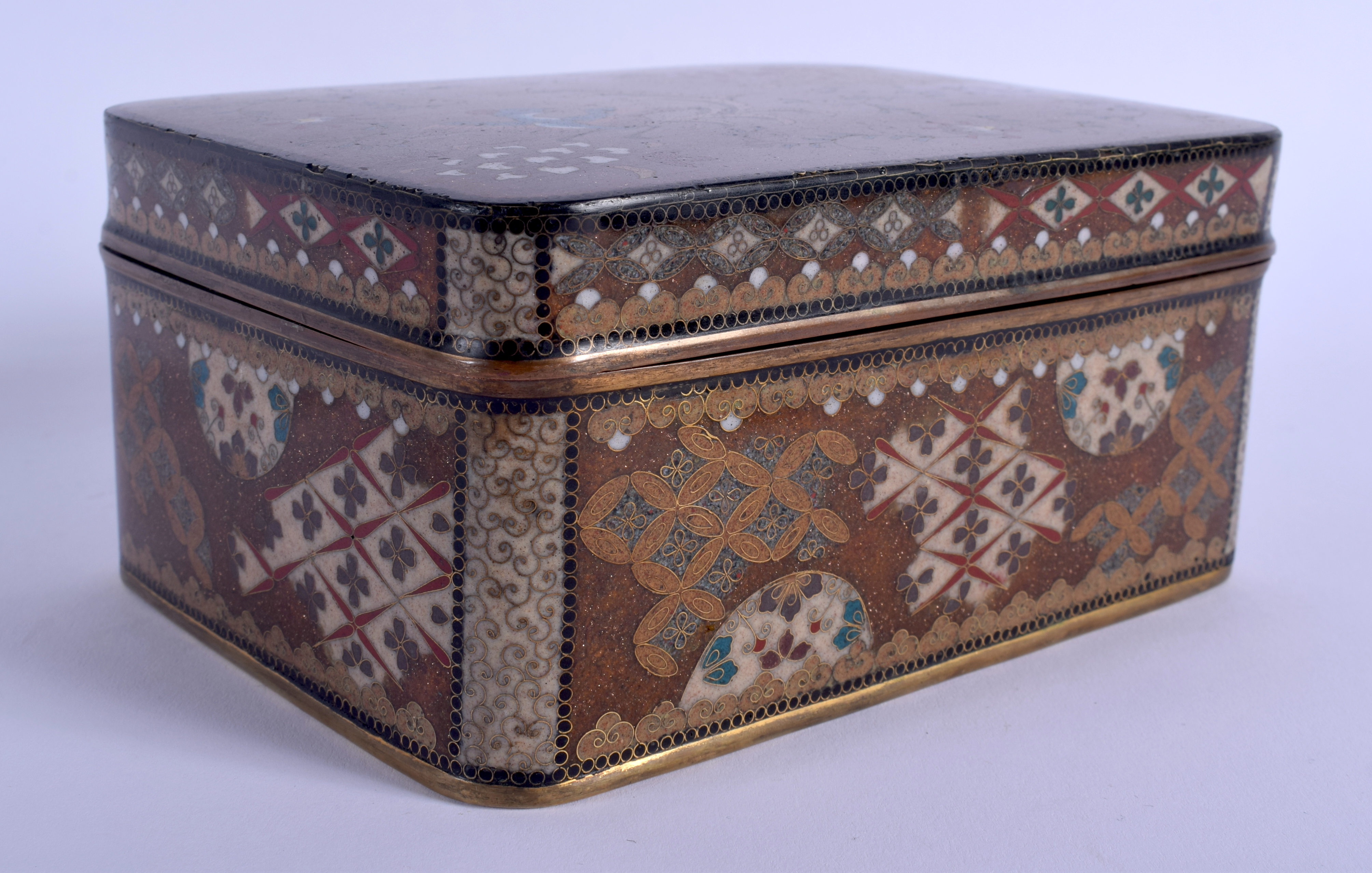 A LARGE 19TH CENTURY JAPANESE MEIJI PERIOD CLOISONNE ENAMEL BOX AND COVER in the manner of Namikawa - Bild 2 aus 8