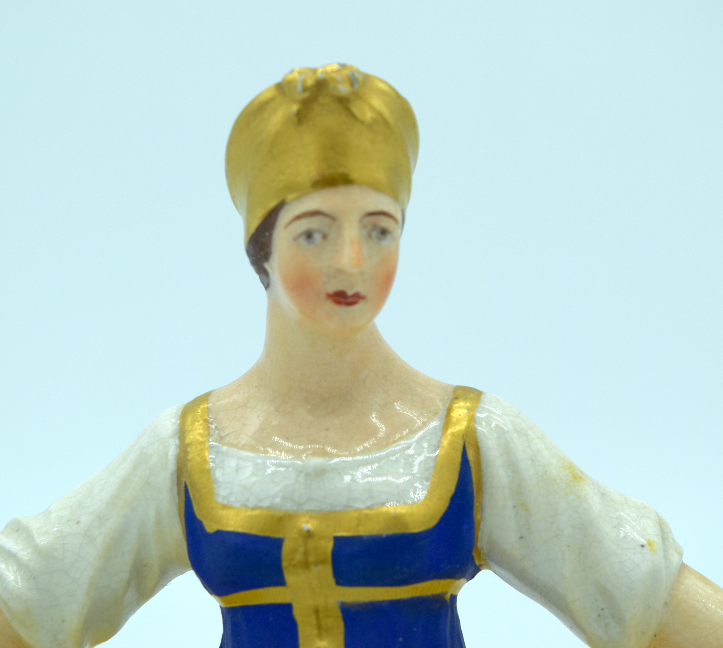A VERY RARE EARLY 19TH CENTURY RUSSIAN PORCELAIN FIGURE OF A WOMEN probably Gardner Factory, Verbilk - Image 6 of 10