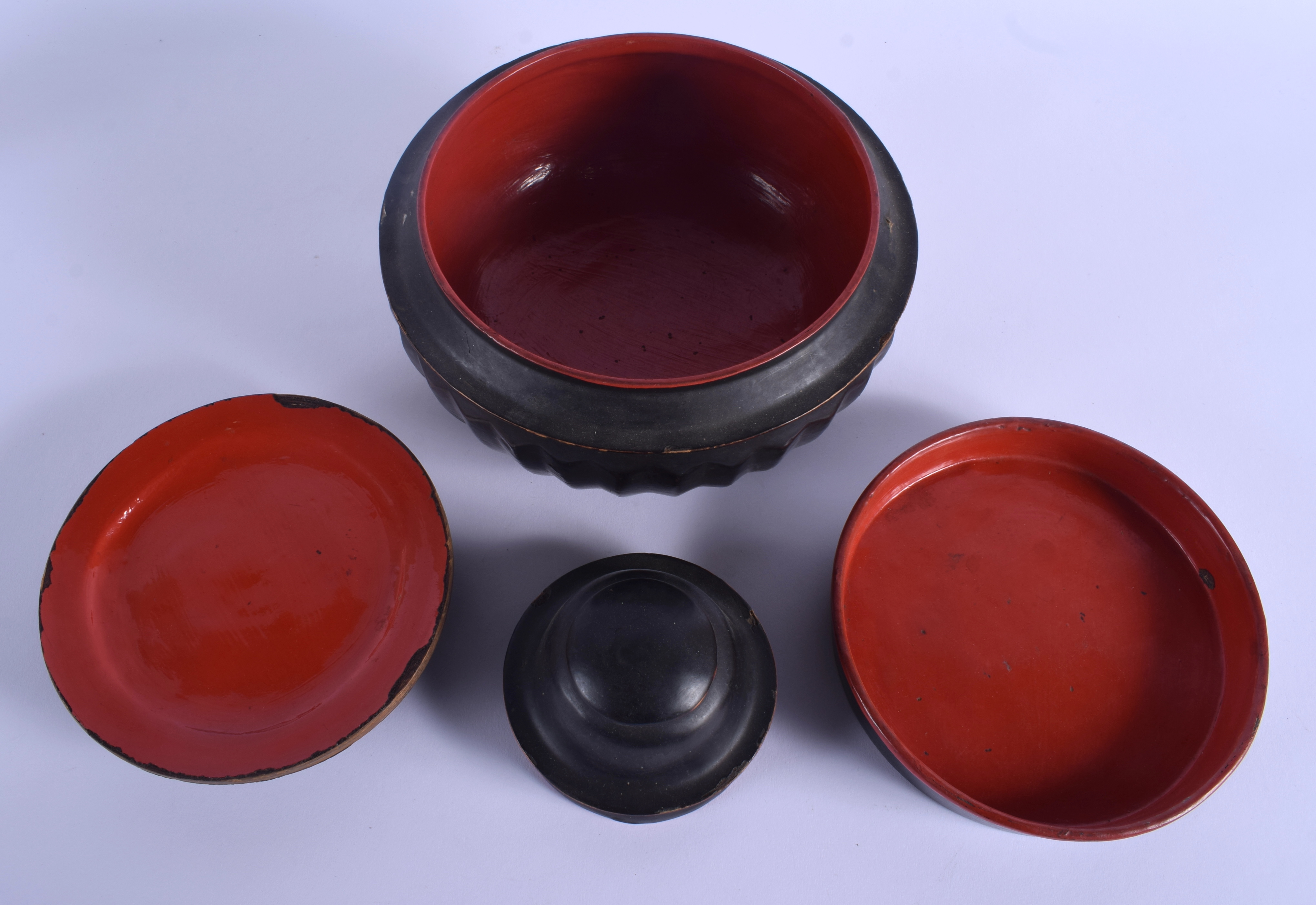 A 17TH CENTURY JAPANESE EDO PERIOD RED AND BLACK LACQUER FOOD BOX AND COVER of ribbed form with tape - Image 4 of 5