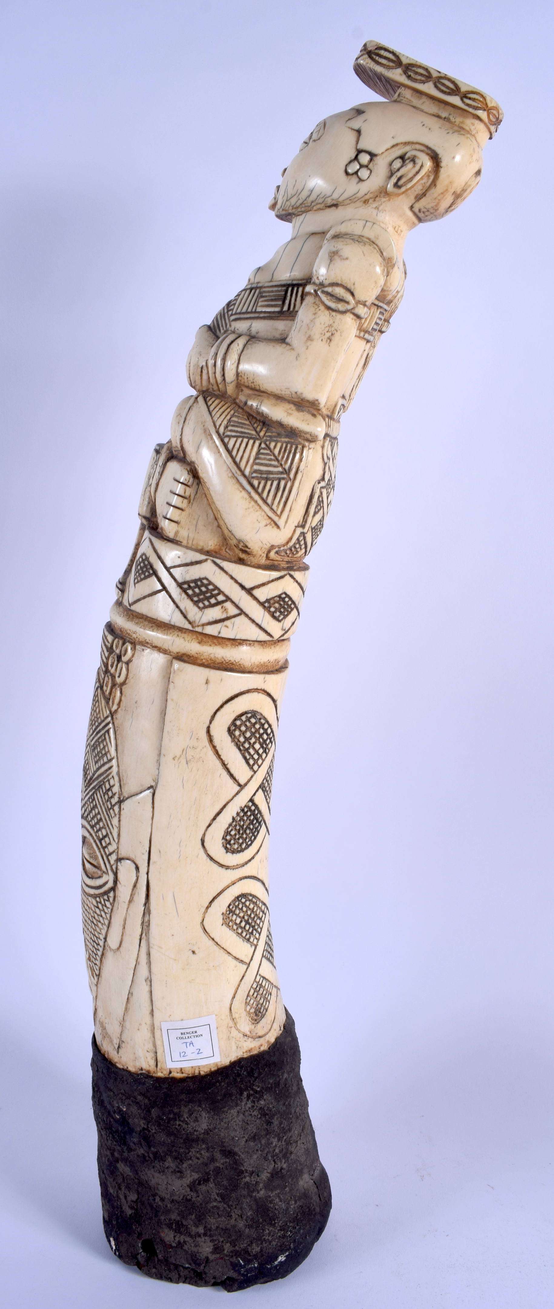 A VERY LARGE RARE 19TH CENTURY AFRICAN TRIBAL KUBA NDOP FIGURE possibly representing a portrait of K - Image 4 of 13