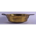 AN 18TH/19TH CENTURY BRASS AND COPPER TWIN HANDLED PAN. 50 cm wide inc handle.