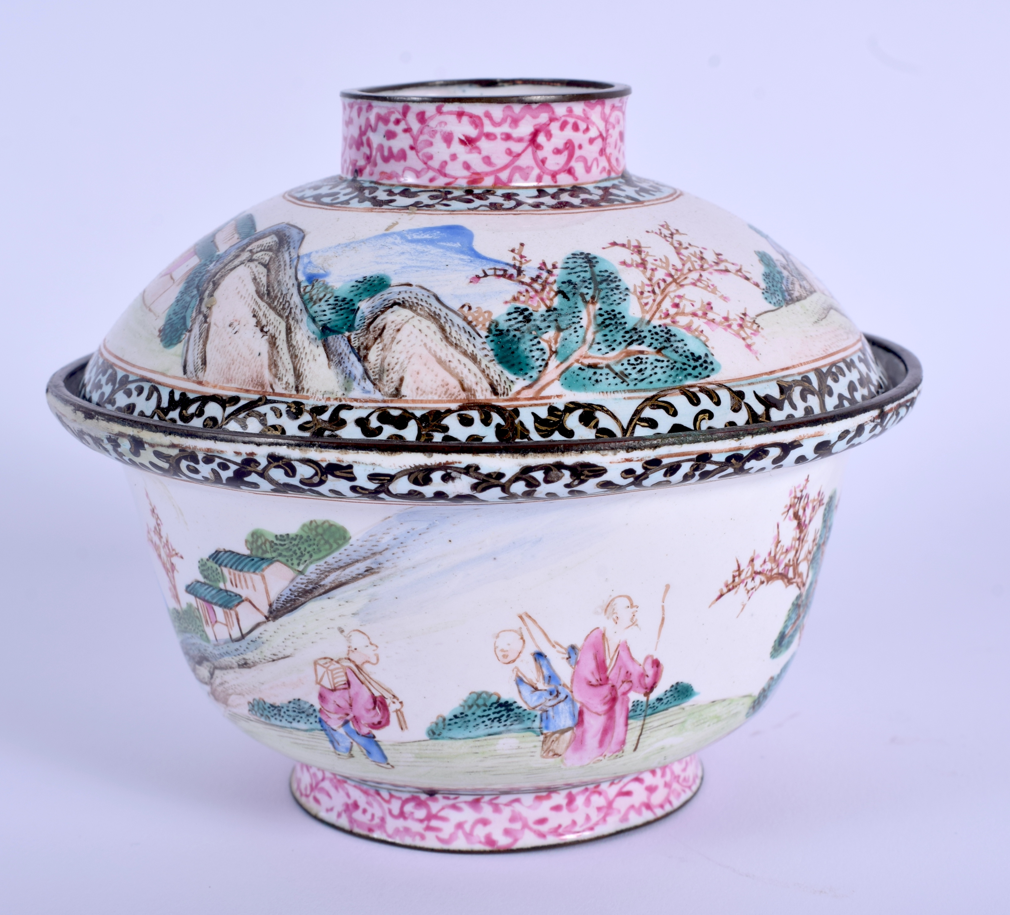 A 19TH CENTURY CHINESE CANTON ENAMEL BOWL AND COVER Qing, painted with figures within landscapes. 11 - Bild 3 aus 5