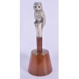A LOVELY EARLY 20TH CENTURY CONTINENTAL STERLING SILVER OWL mounted upon a treen column. 20 cm high.
