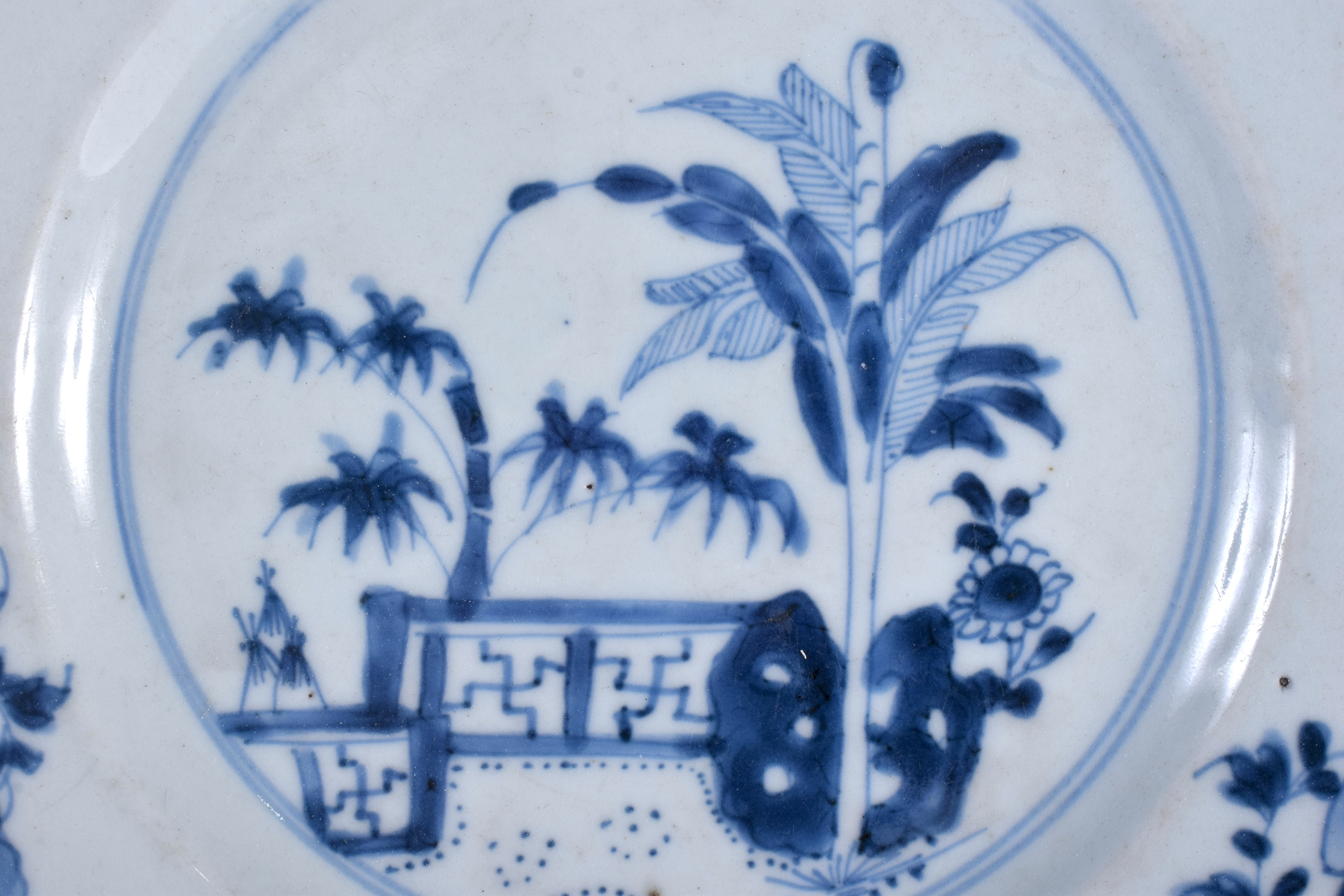 A PAIR OF 18TH CENTURY CHINESE EXPORT BLUE AND WHITE PORCELAIN PLATES Yongzheng/Qianlong. 22 cm diam - Image 3 of 4