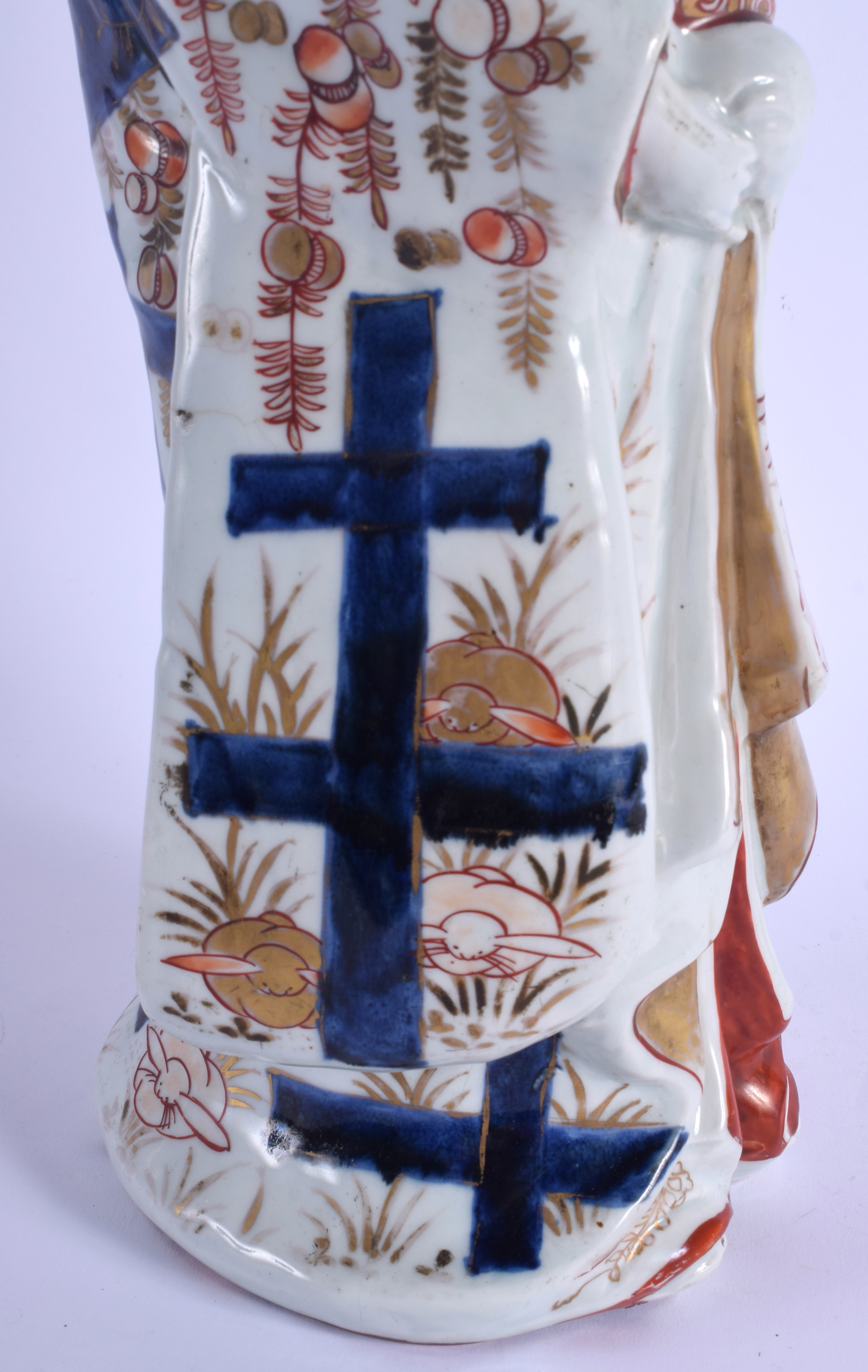 A LARGE EARLY 18TH CENTURY JAPANESE EDO PERIOD IMARI FIGURE OF A FEMALE BEAUTY modelled in drapes ro - Image 11 of 17