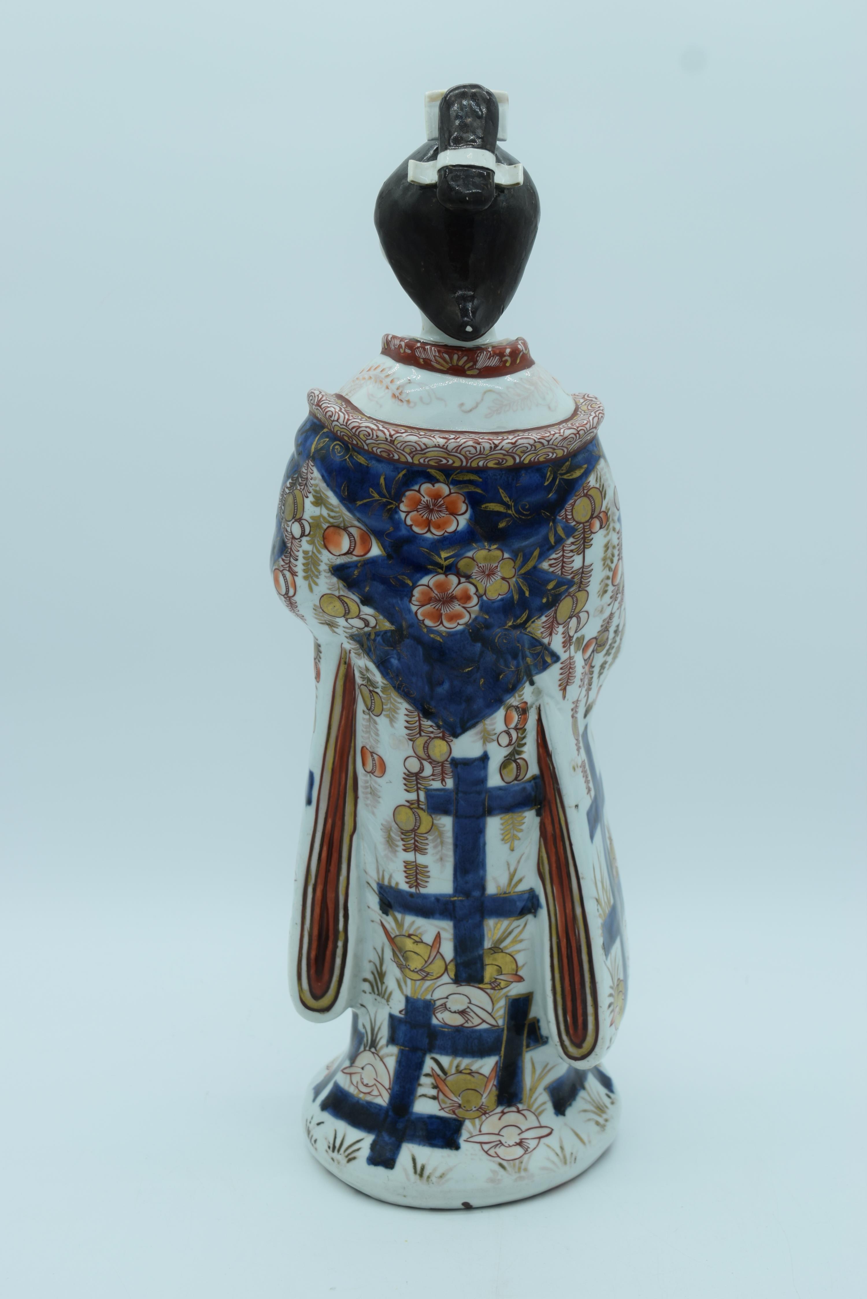 A LARGE EARLY 18TH CENTURY JAPANESE EDO PERIOD IMARI FIGURE OF A FEMALE BEAUTY modelled in drapes ro - Image 15 of 17