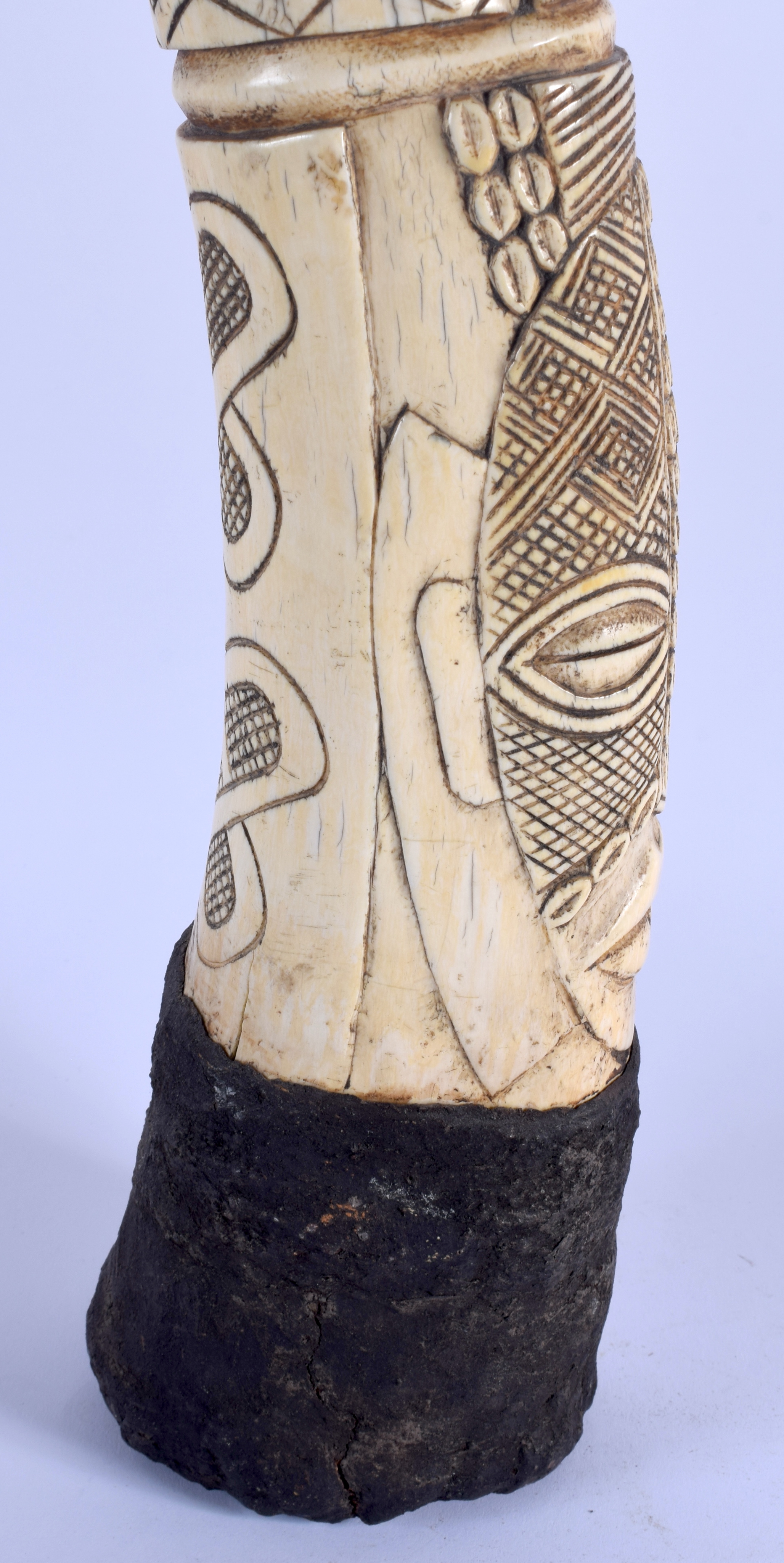 A VERY LARGE RARE 19TH CENTURY AFRICAN TRIBAL KUBA NDOP FIGURE possibly representing a portrait of K - Image 13 of 13