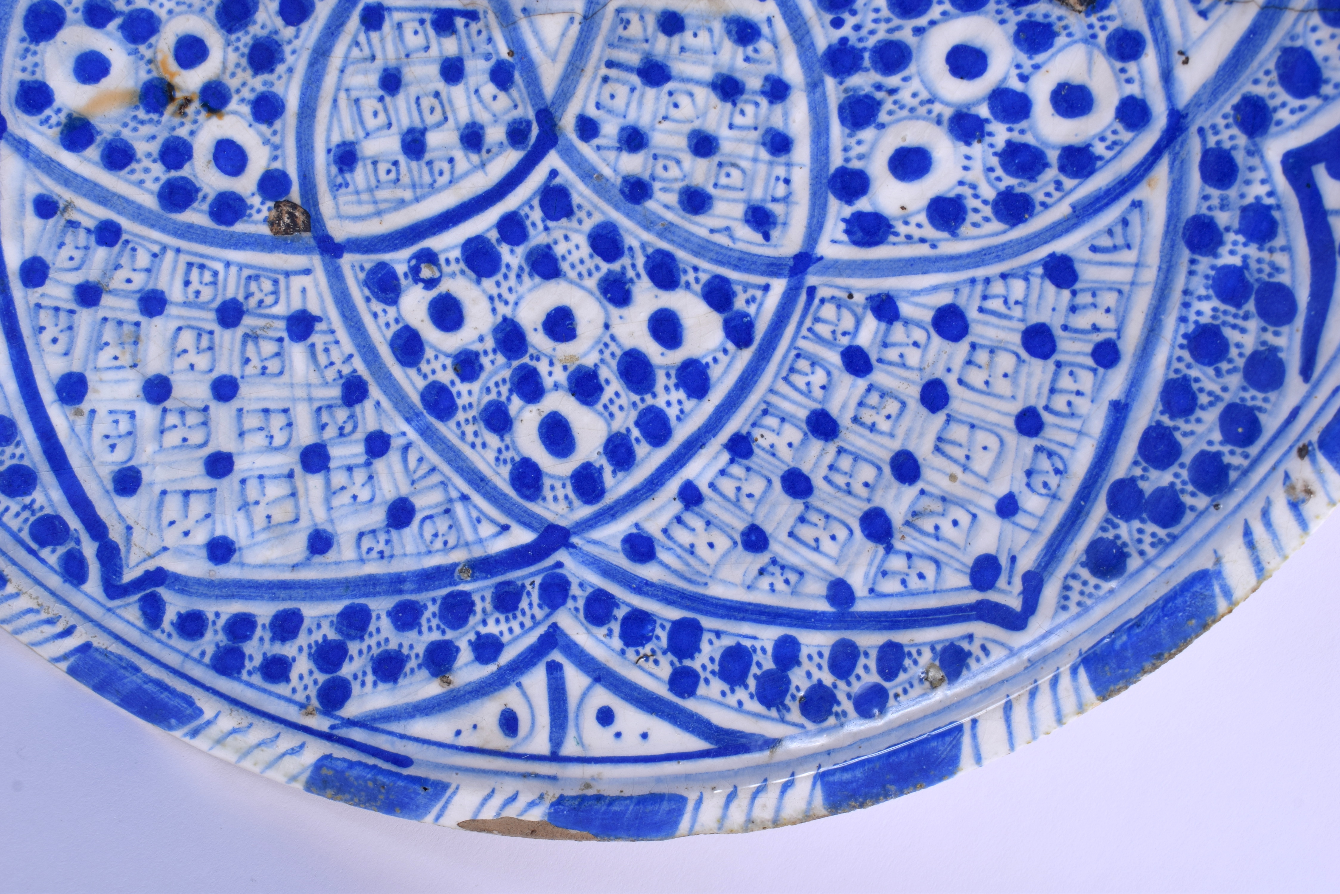 A 19TH CENTURY ARTS AND CRAFTS PERSIAN MIDDLE EASTERN BLUE AND WHITE DISH. 31 cm diameter. - Image 3 of 6