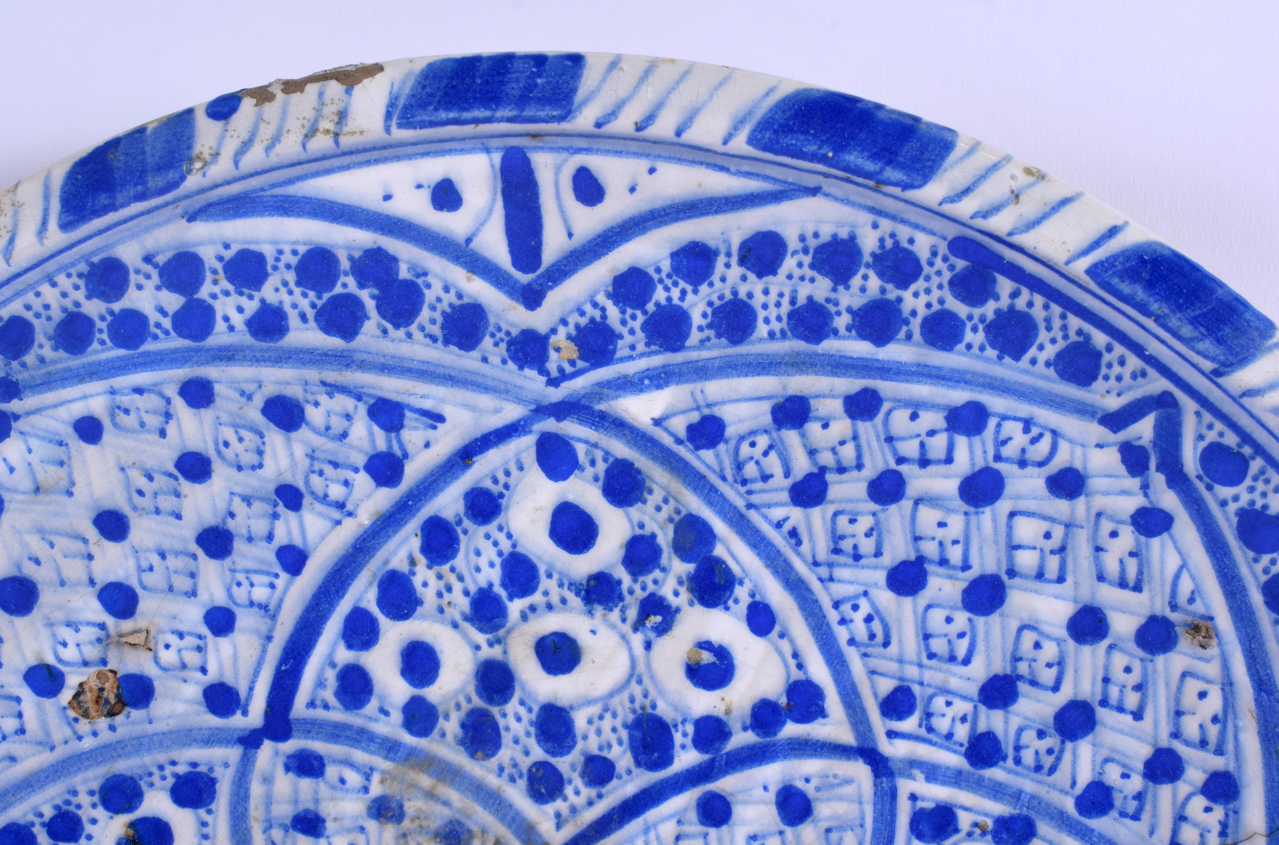 A 19TH CENTURY ARTS AND CRAFTS PERSIAN MIDDLE EASTERN BLUE AND WHITE DISH. 31 cm diameter. - Image 2 of 6