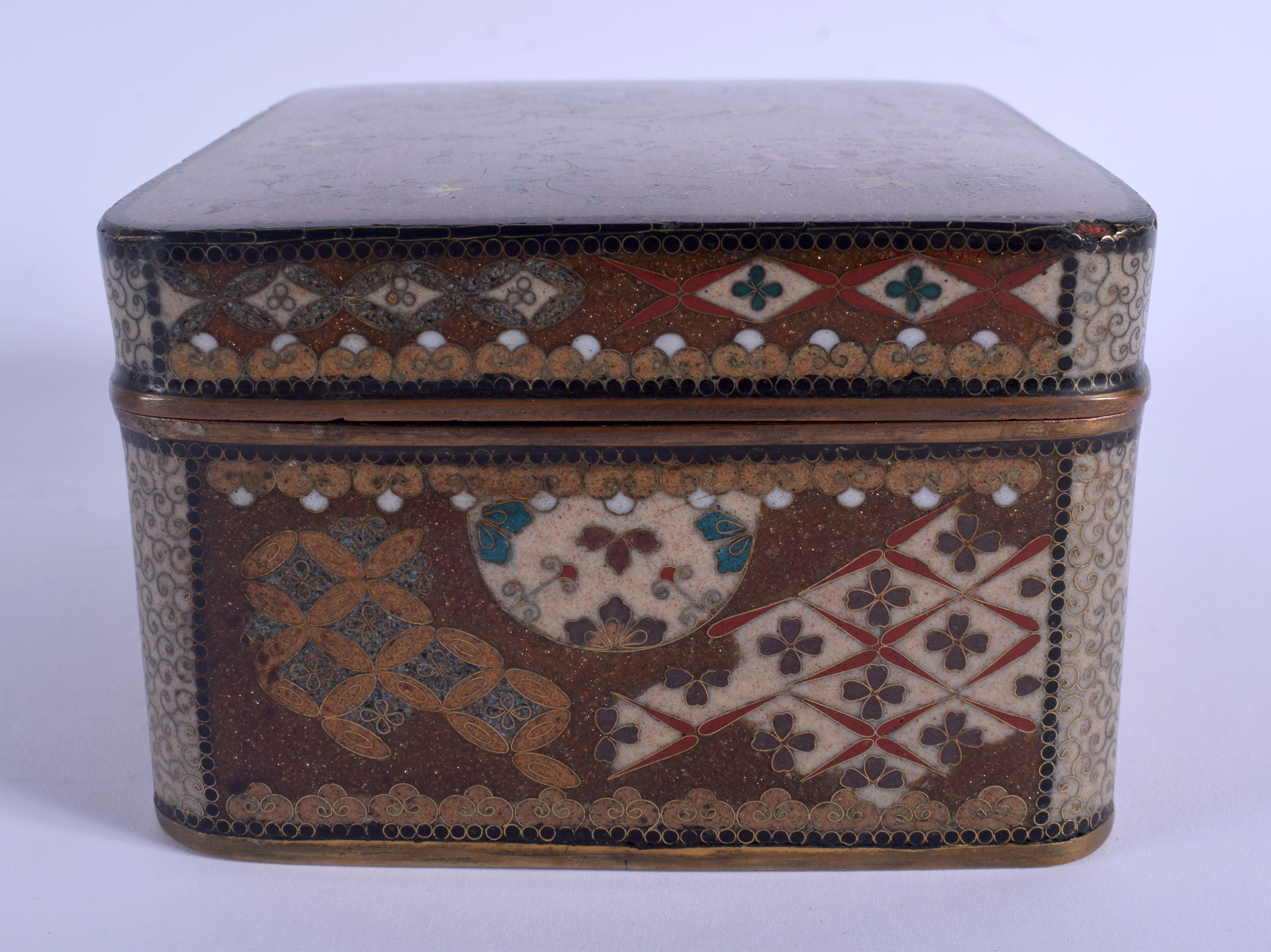 A LARGE 19TH CENTURY JAPANESE MEIJI PERIOD CLOISONNE ENAMEL BOX AND COVER in the manner of Namikawa - Bild 4 aus 8