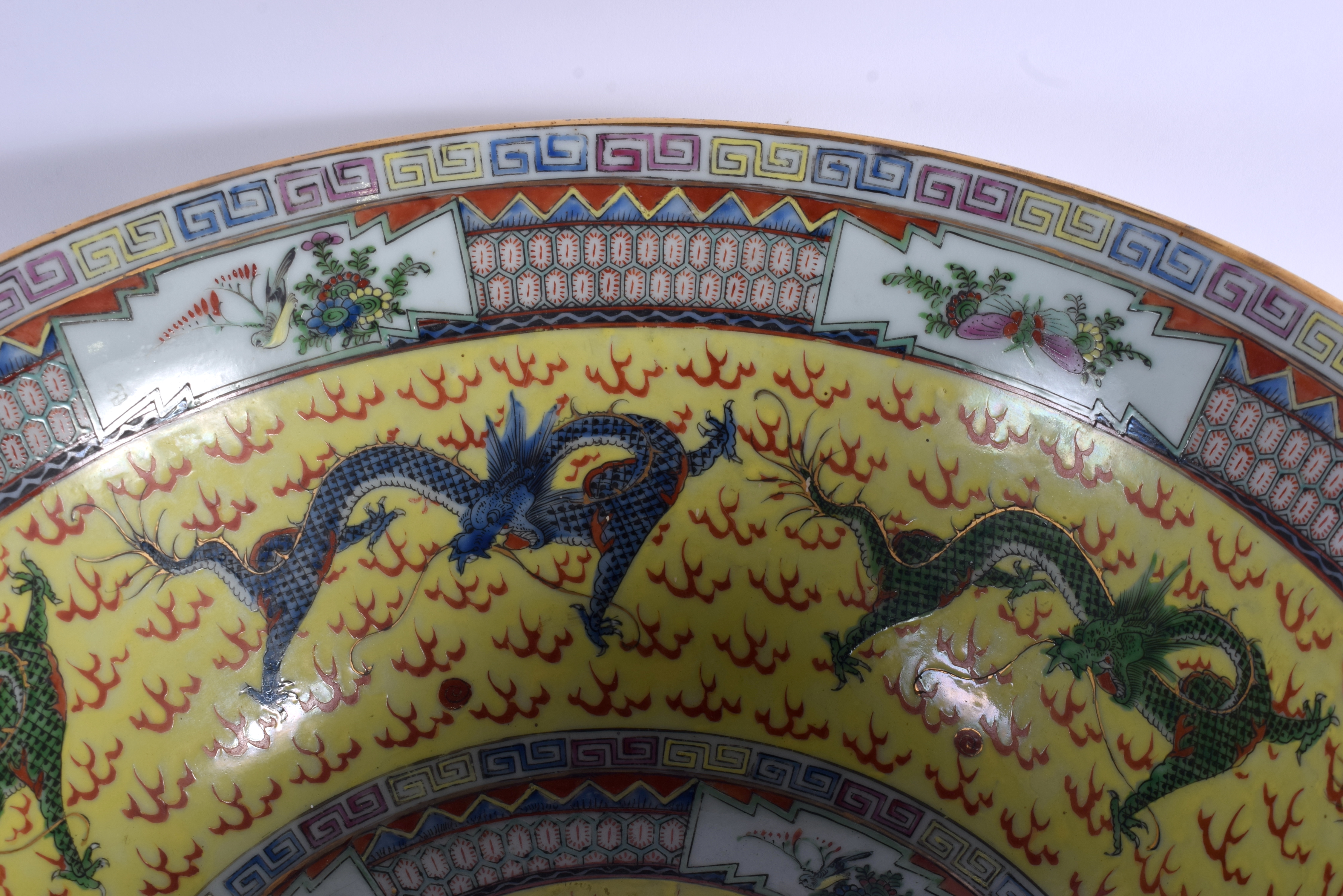 A LARGE 1930S CHINESE FAMILLE JAUNE PORCELAIN PUNCH BOWL Late Qing/Republic, painted with dragons an - Image 6 of 15