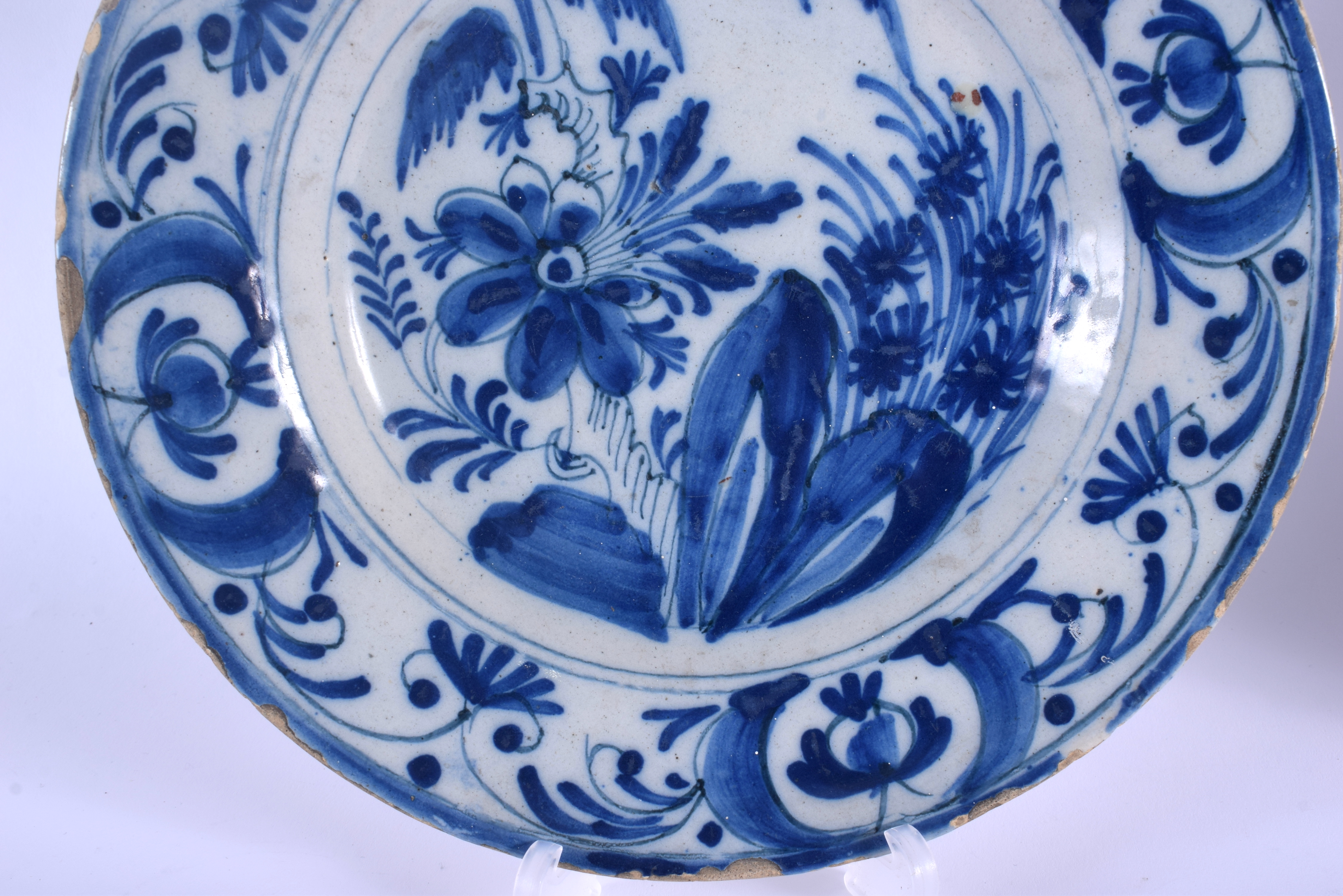 TWO 18TH CENTURY DUTCH DELFT BLUE AND WHITE POTTERY PLATES painted with flowers and motifs. 22 cm di - Bild 3 aus 6