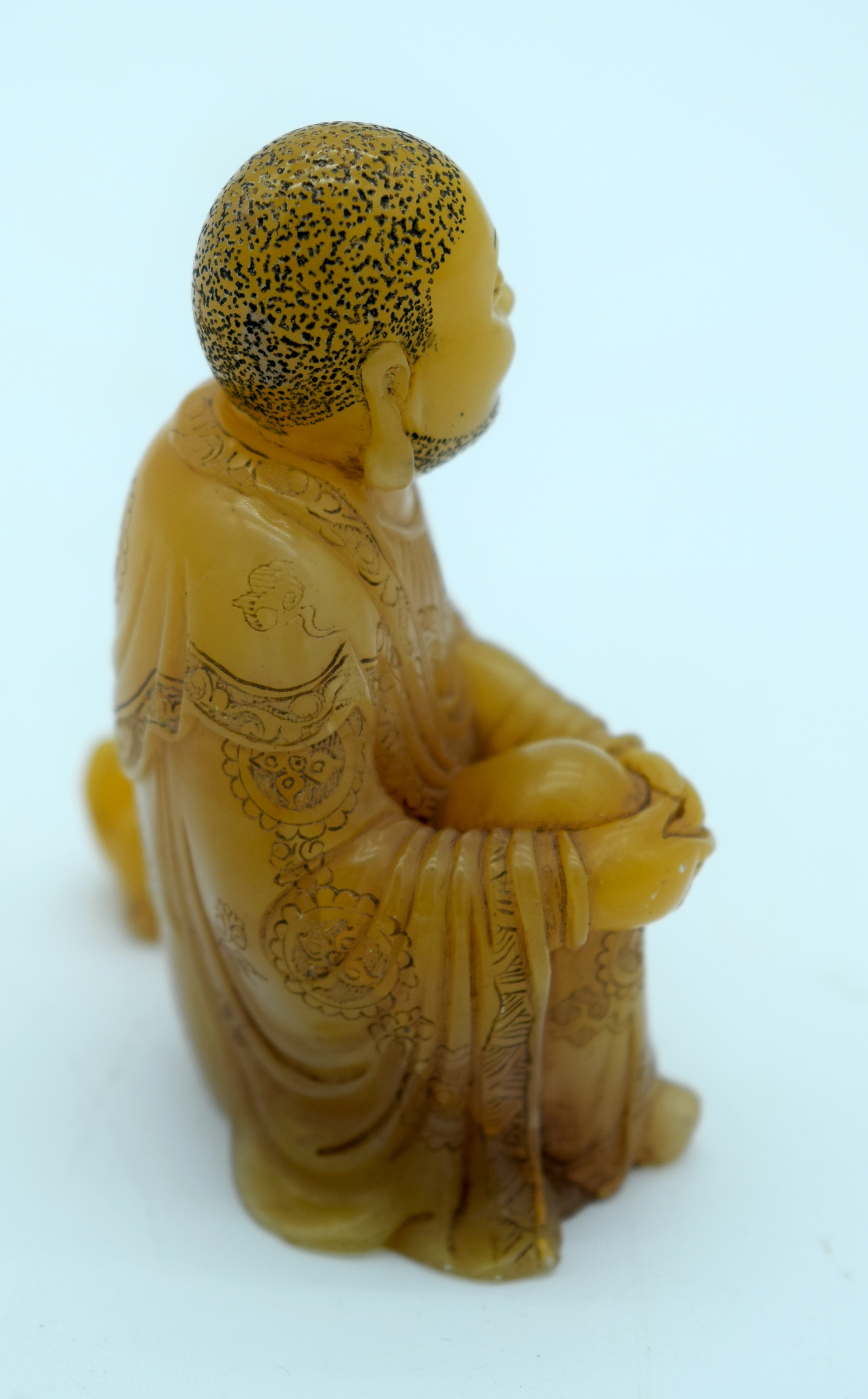 AN 18TH CENTURY SOAPSTONE FIGURE OF A LUOHAN Qianlong, modelled in draped robes resting both hands u - Bild 10 aus 14