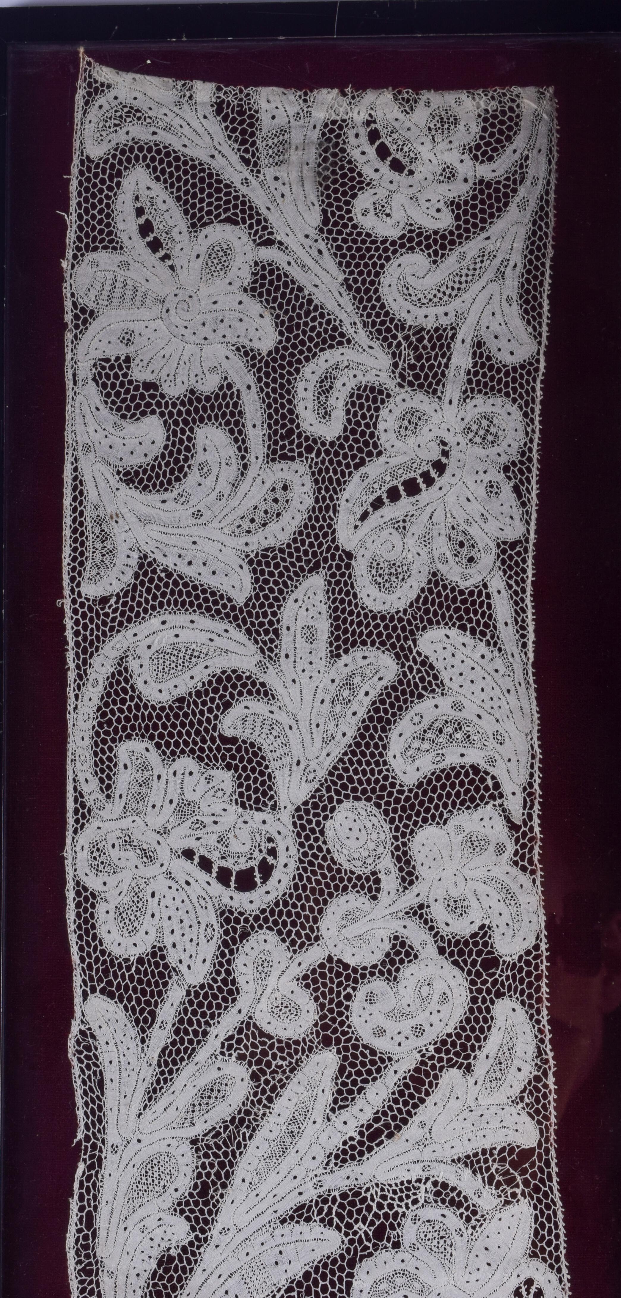 TWO 17TH CENTURY CONTINENTAL LACE PANELS. Largest 145 cm x 13 cm. (2) - Image 5 of 6