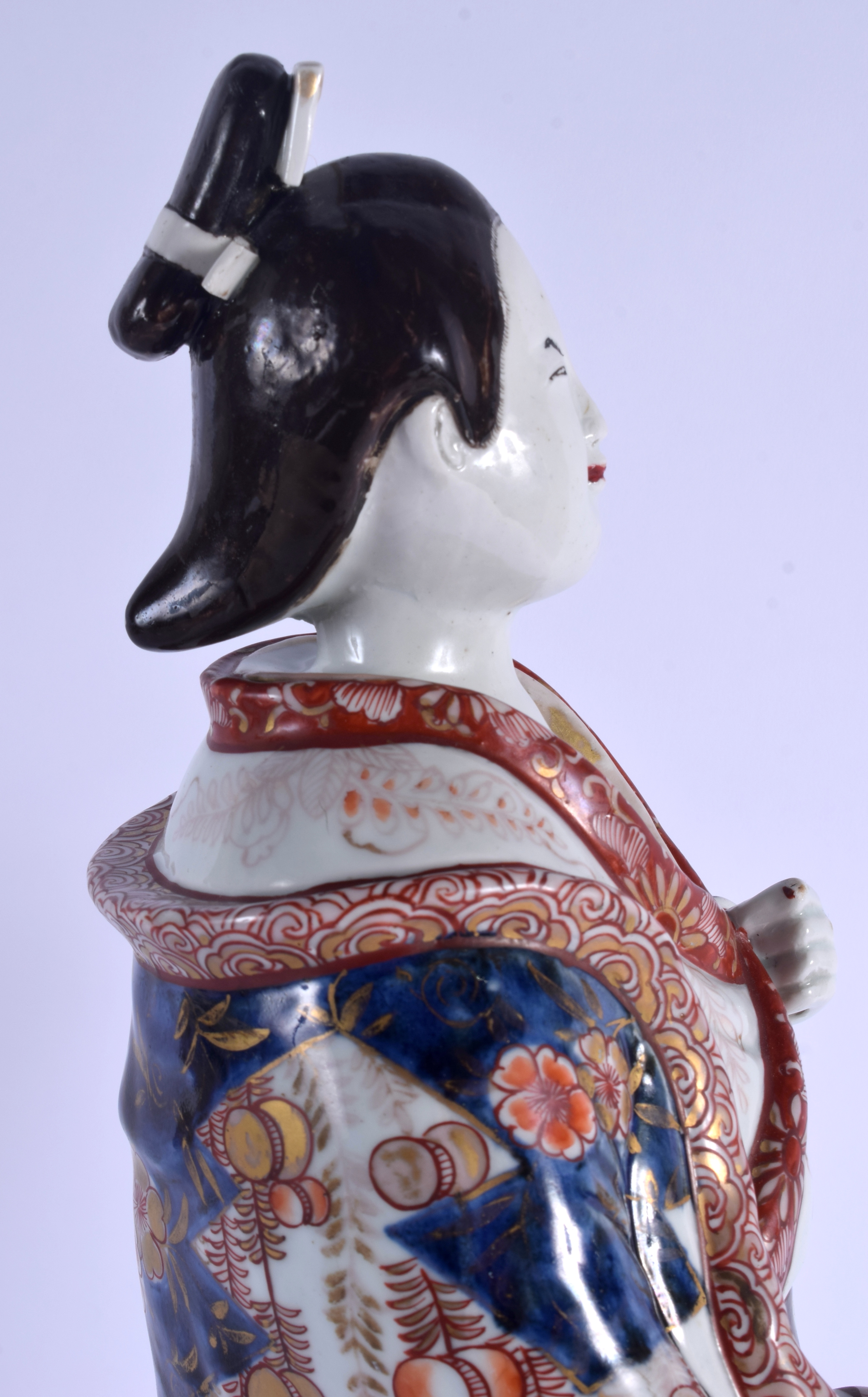 A LARGE EARLY 18TH CENTURY JAPANESE EDO PERIOD IMARI FIGURE OF A FEMALE BEAUTY modelled in drapes ro - Image 10 of 17