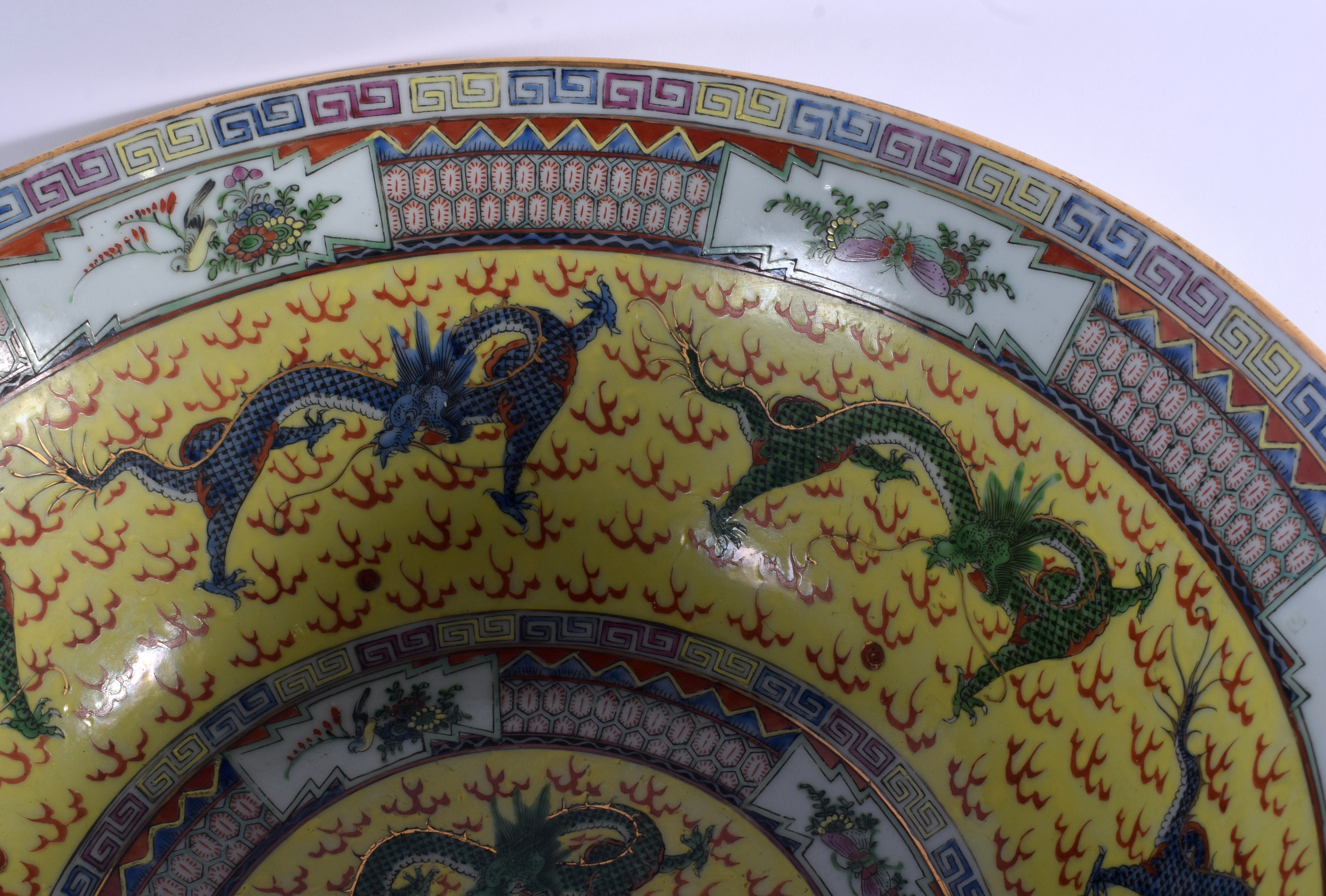 A LARGE 1930S CHINESE FAMILLE JAUNE PORCELAIN PUNCH BOWL Late Qing/Republic, painted with dragons an - Image 4 of 15