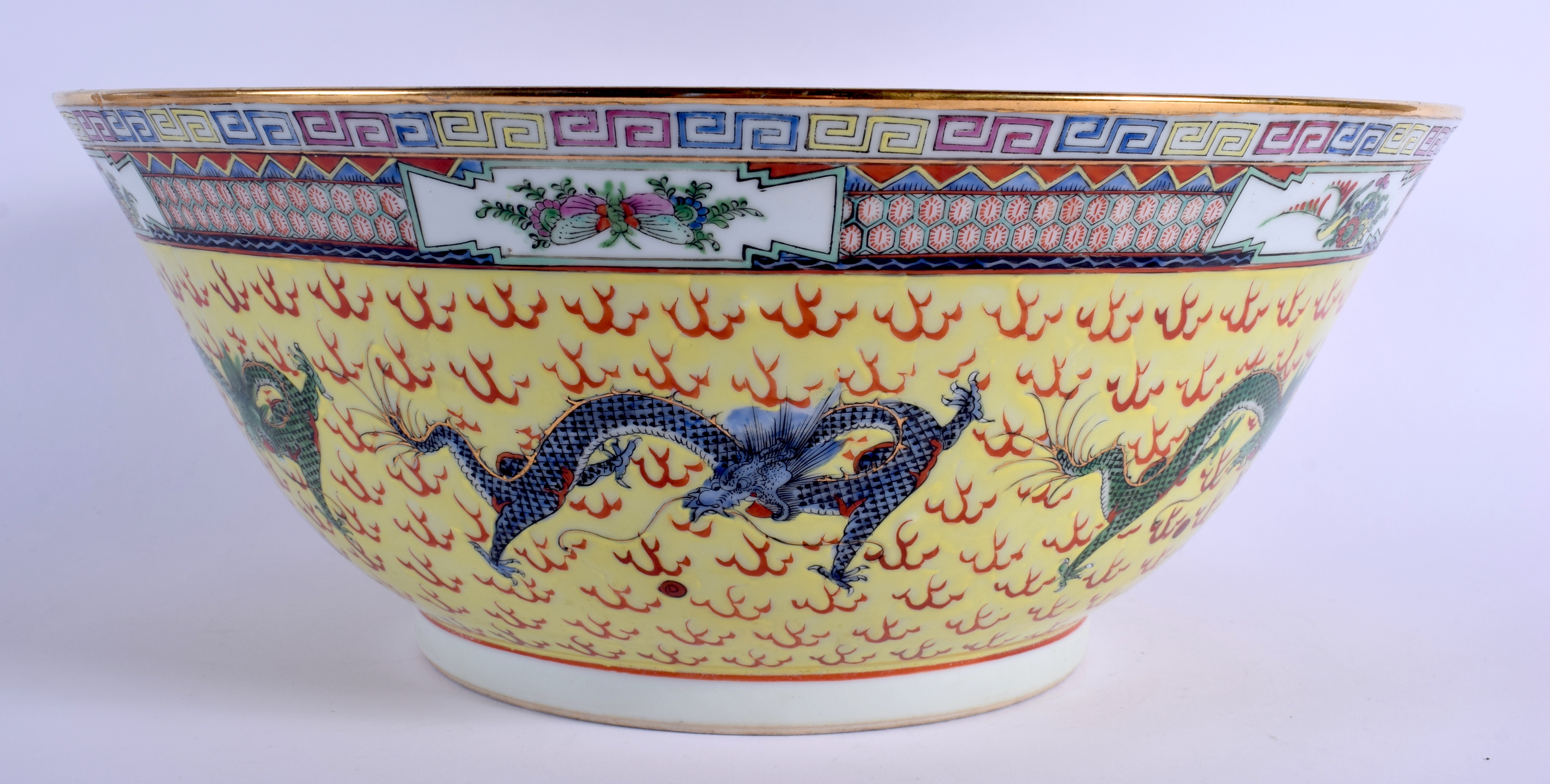 A LARGE 1930S CHINESE FAMILLE JAUNE PORCELAIN PUNCH BOWL Late Qing/Republic, painted with dragons an - Image 2 of 15