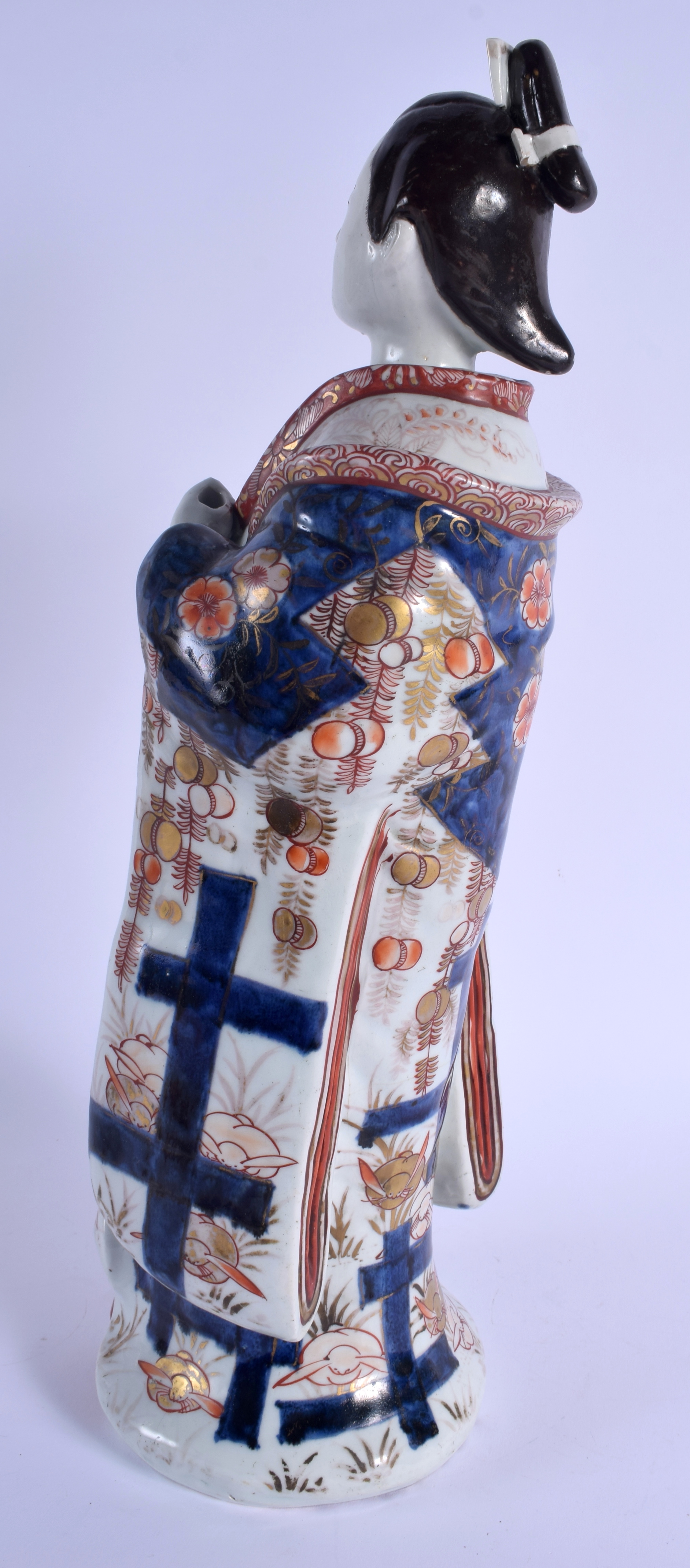 A LARGE EARLY 18TH CENTURY JAPANESE EDO PERIOD IMARI FIGURE OF A FEMALE BEAUTY modelled in drapes ro - Bild 5 aus 17