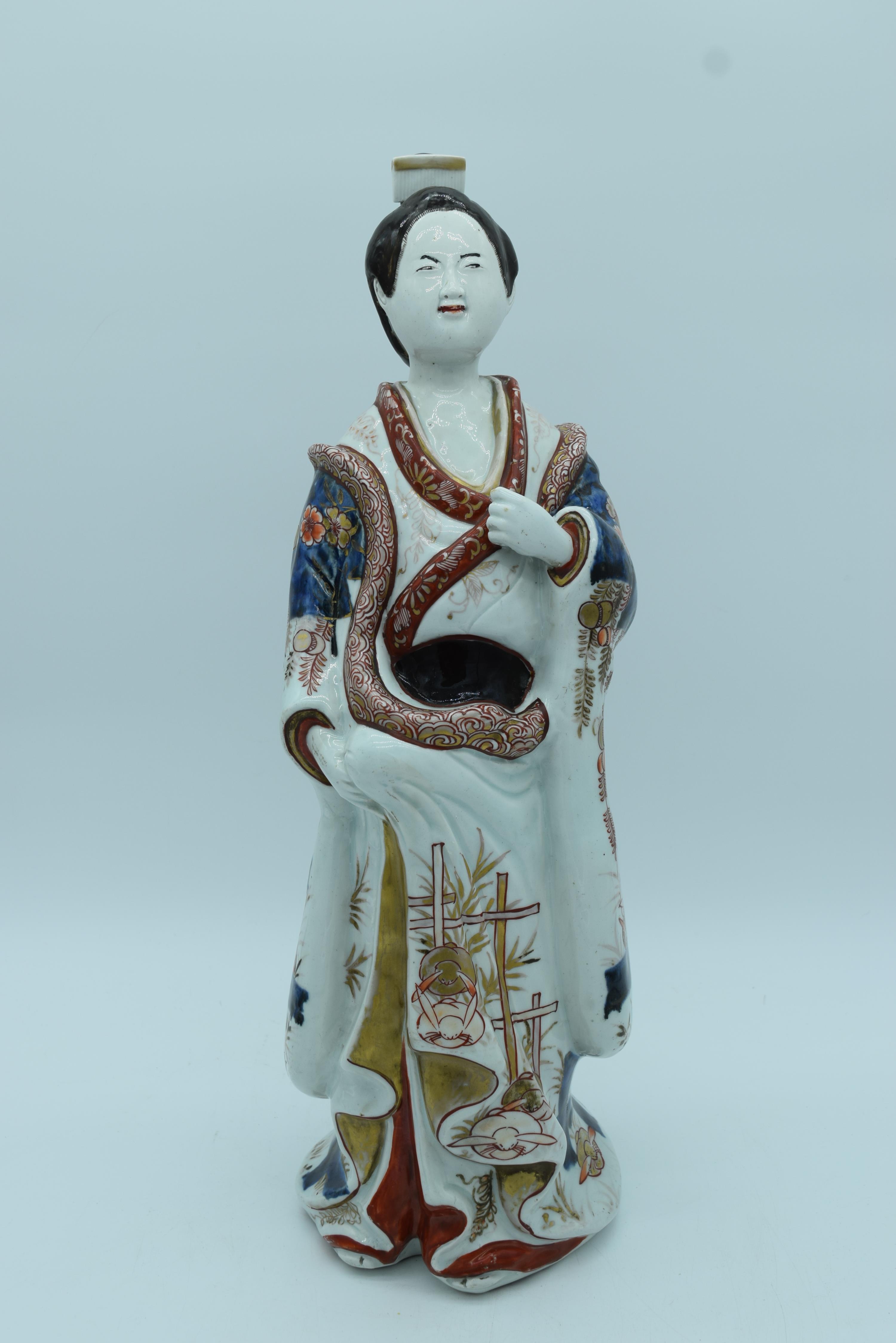 A LARGE EARLY 18TH CENTURY JAPANESE EDO PERIOD IMARI FIGURE OF A FEMALE BEAUTY modelled in drapes ro - Bild 13 aus 17