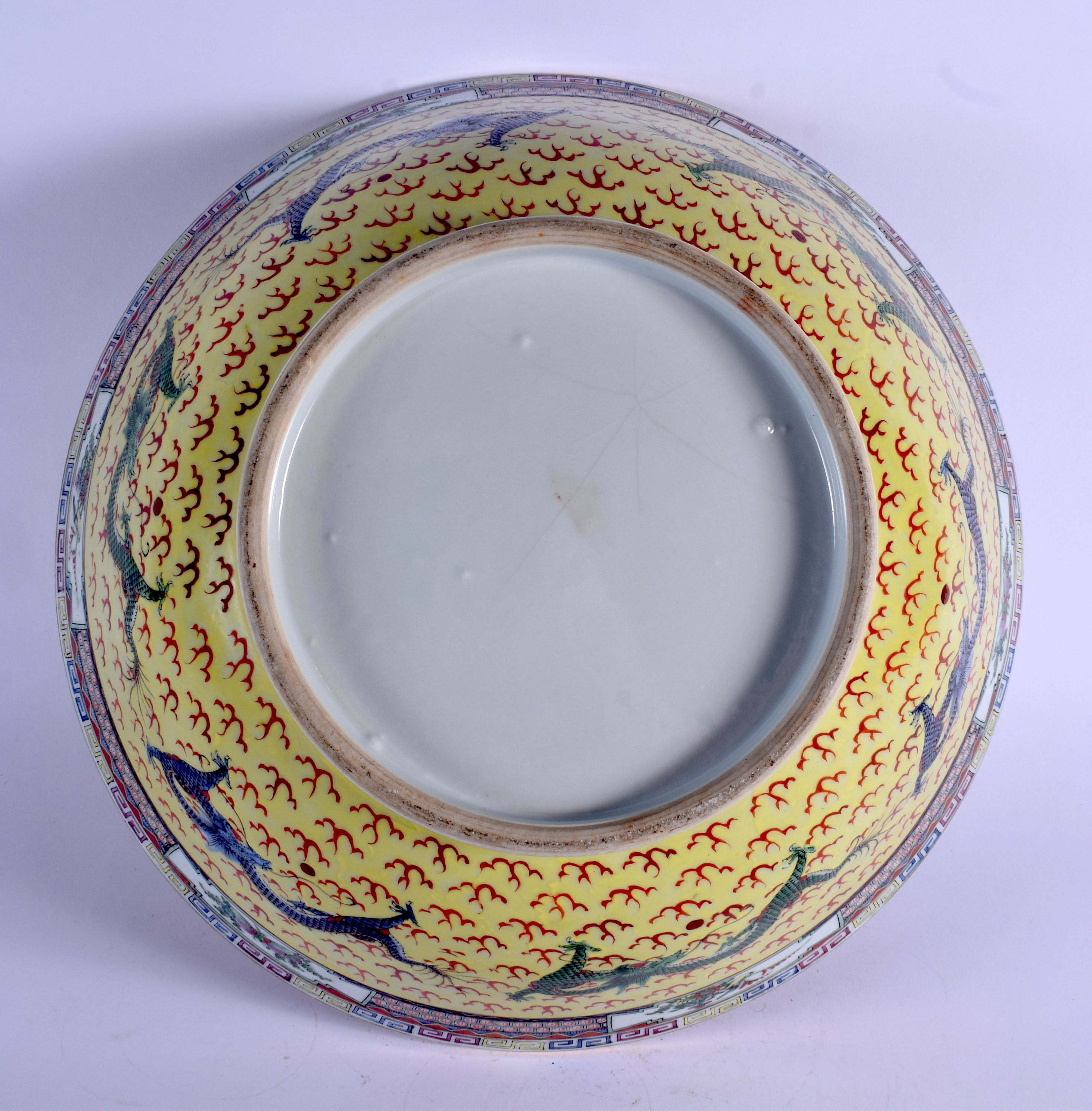A LARGE 1930S CHINESE FAMILLE JAUNE PORCELAIN PUNCH BOWL Late Qing/Republic, painted with dragons an - Image 8 of 15