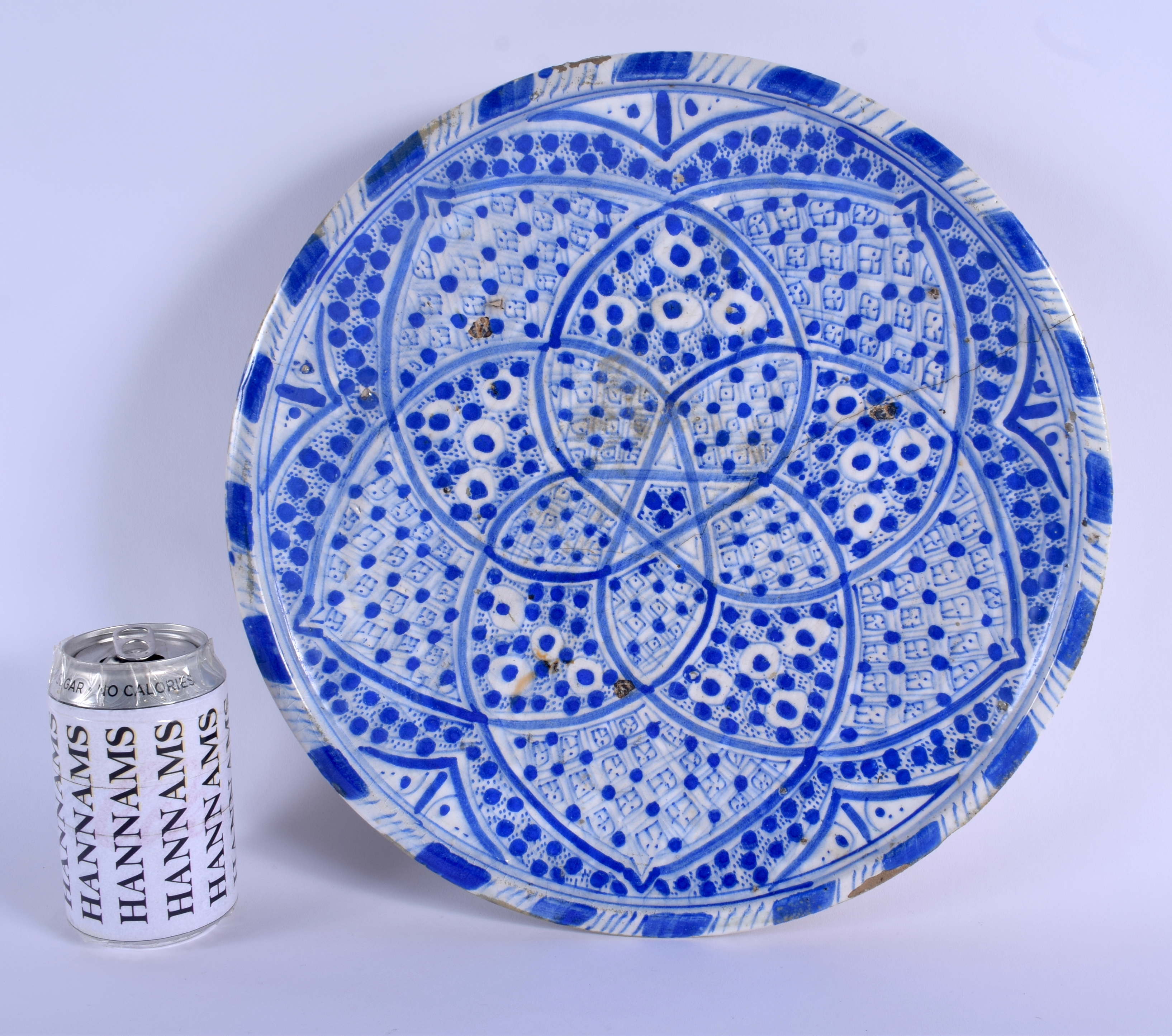 A 19TH CENTURY ARTS AND CRAFTS PERSIAN MIDDLE EASTERN BLUE AND WHITE DISH. 31 cm diameter.