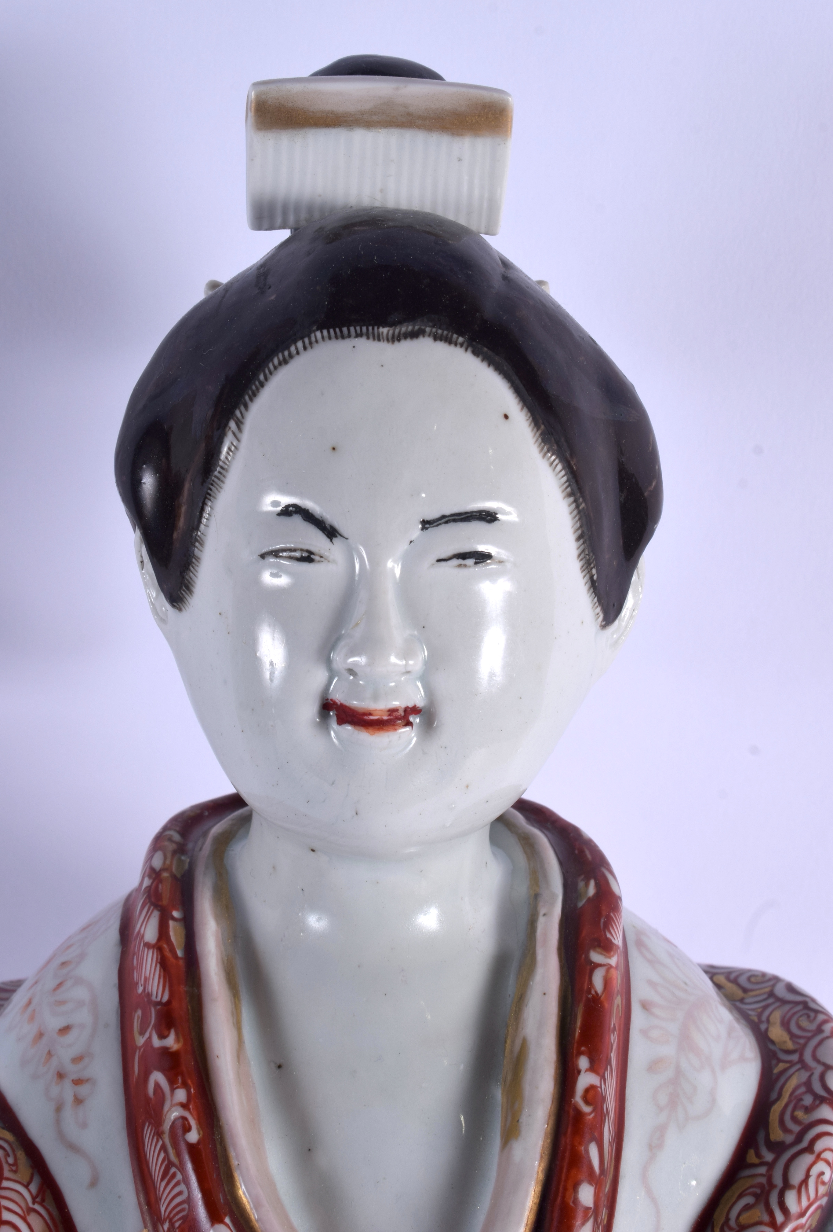 A LARGE EARLY 18TH CENTURY JAPANESE EDO PERIOD IMARI FIGURE OF A FEMALE BEAUTY modelled in drapes ro - Image 2 of 17