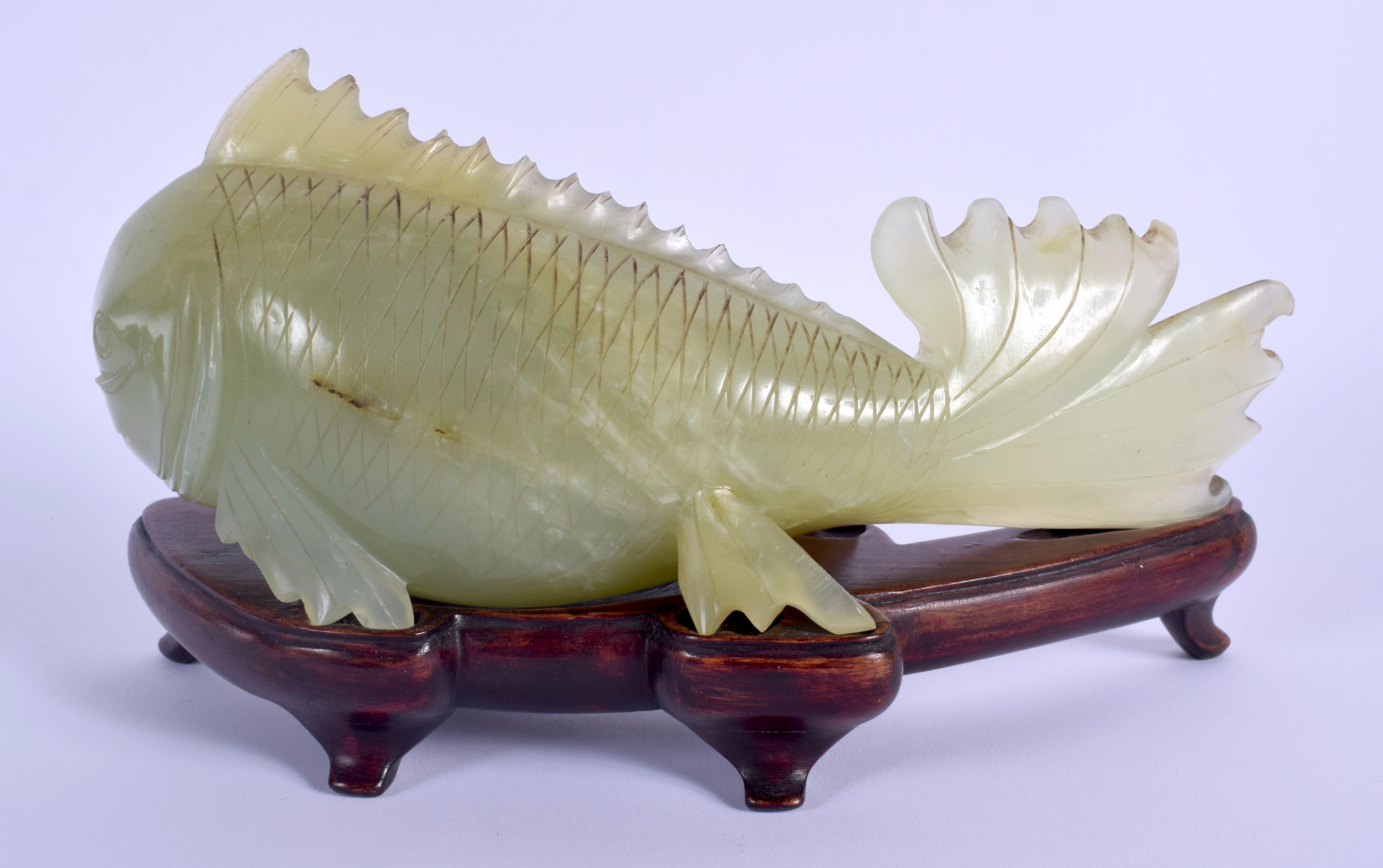 AN EARLY 20TH CENTURY CHINESE CARVED JADE FIGURE OF A FISH Late Qing, modelled upon a fitted hardwoo - Image 3 of 8