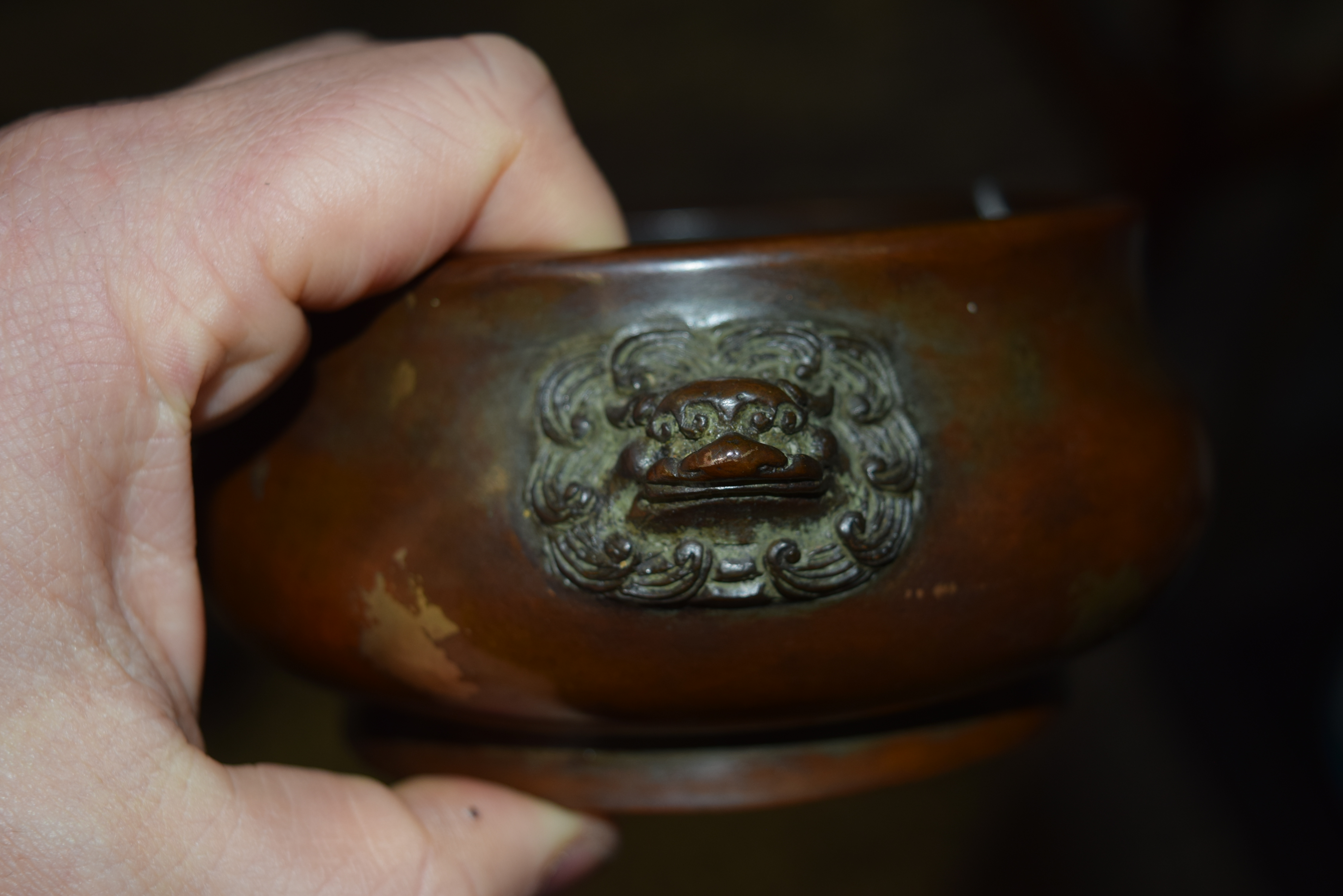 A CHINESE QING DYNASTY GOLD SPLASH BRONZE CENSER with Buddhistic lion handles. 15 cm wide, internal - Image 11 of 15