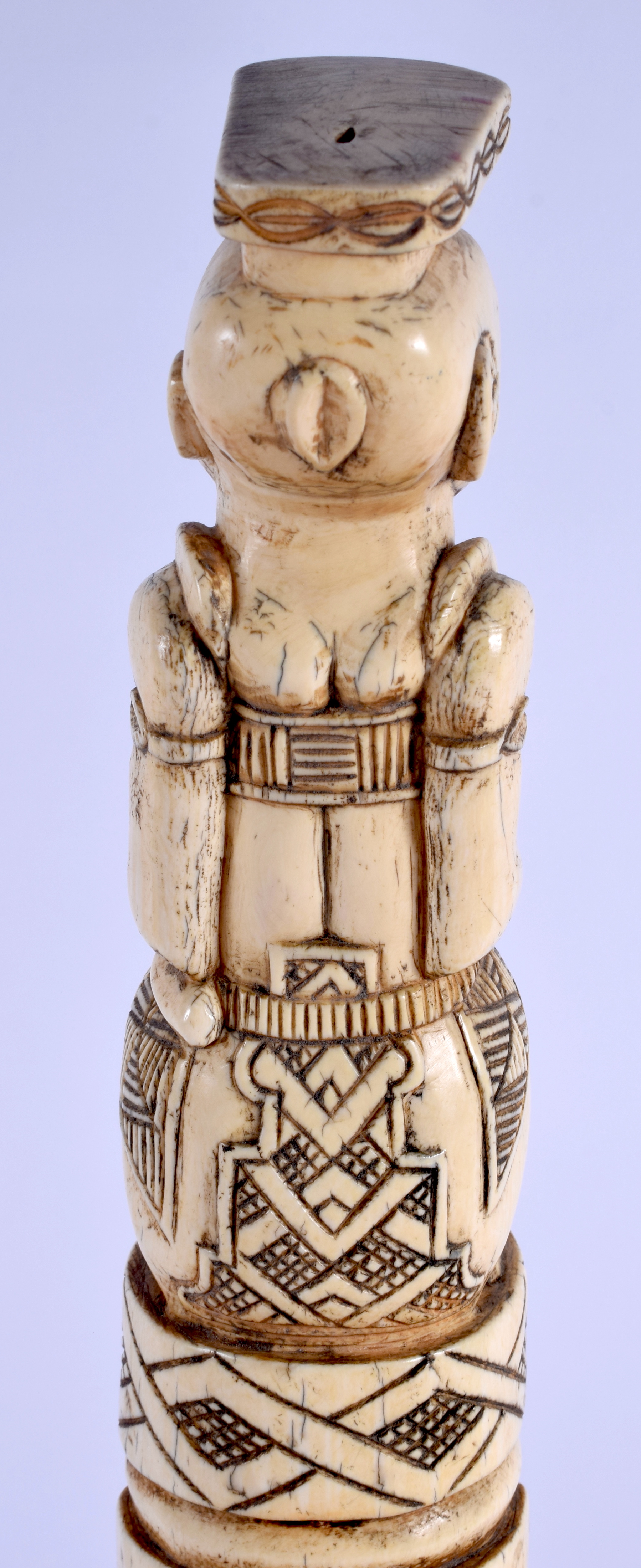 A VERY LARGE RARE 19TH CENTURY AFRICAN TRIBAL KUBA NDOP FIGURE possibly representing a portrait of K - Image 9 of 13