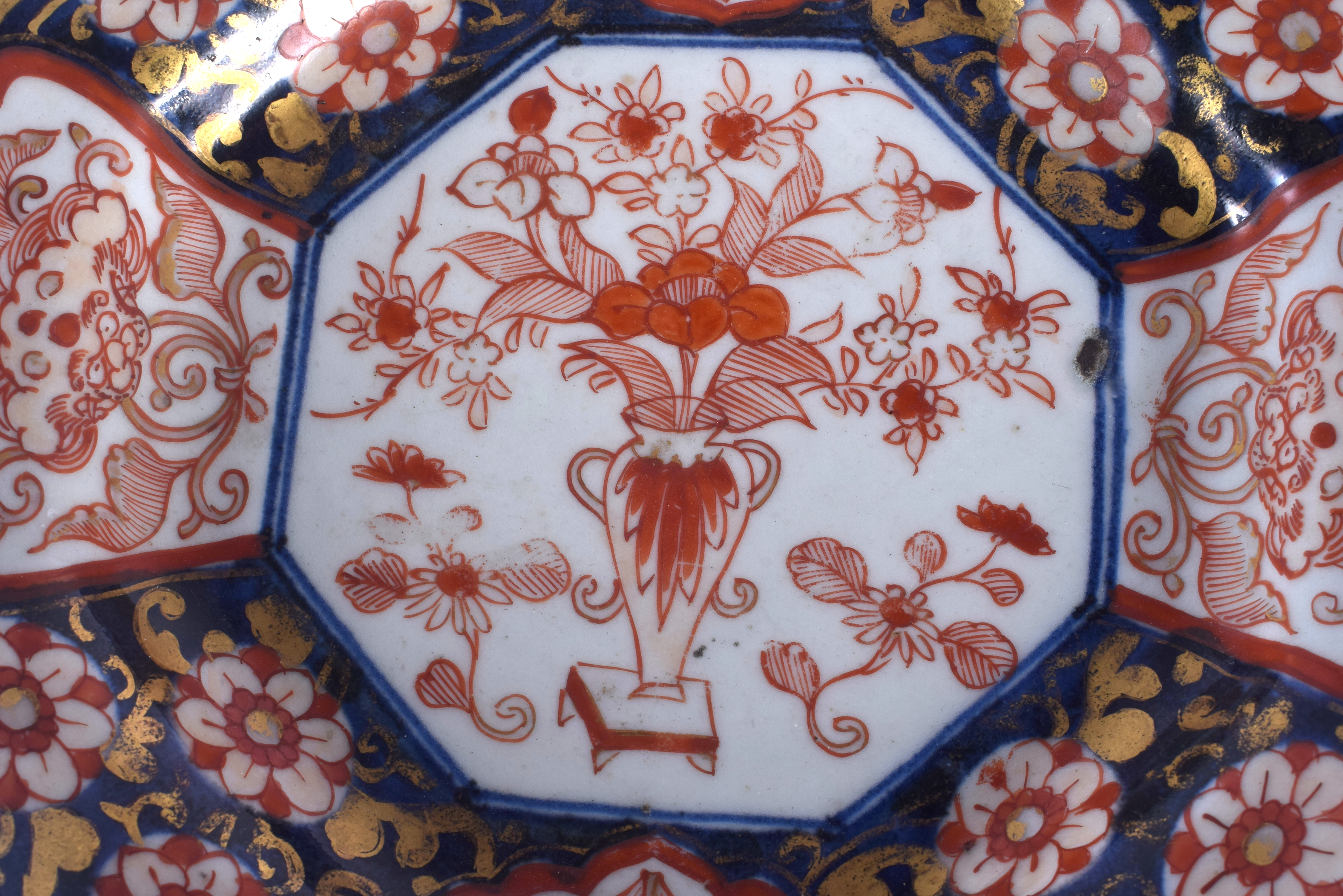 AN 18TH CENTURY JAPANESE EDO PERIOD IMARI OCTAGONAL PORCELAIN DISH painted with floral sprays. 21 cm - Image 4 of 5